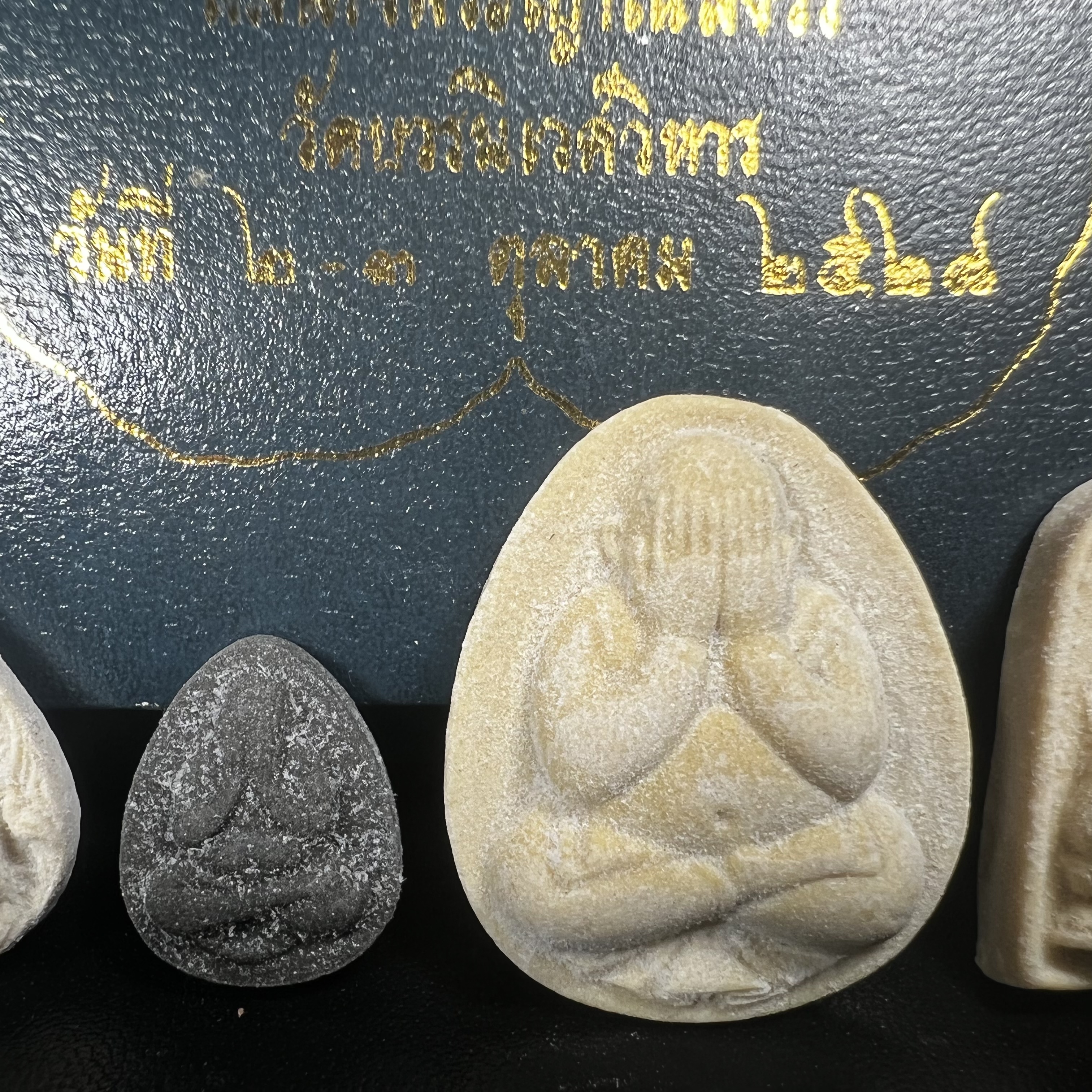 พระปิดตา รุ่นแรก ชุดกรรมการ ชุดมงคลการบำเพ็ญกุศลอายุครบ 6 รอบ(72 พรรษา) สมเด็จพระญาณสังวร วัดบวรนิเวศวิหาร วันที่ 2-3 ตุลาคม 2528 (1ชุดประกอบด้วยพระเนื้อผง 4 รายการ)ชุดกรรมการพร้อมกล่องบรรจุเดิมครบสมบูรณ์(หายาก)