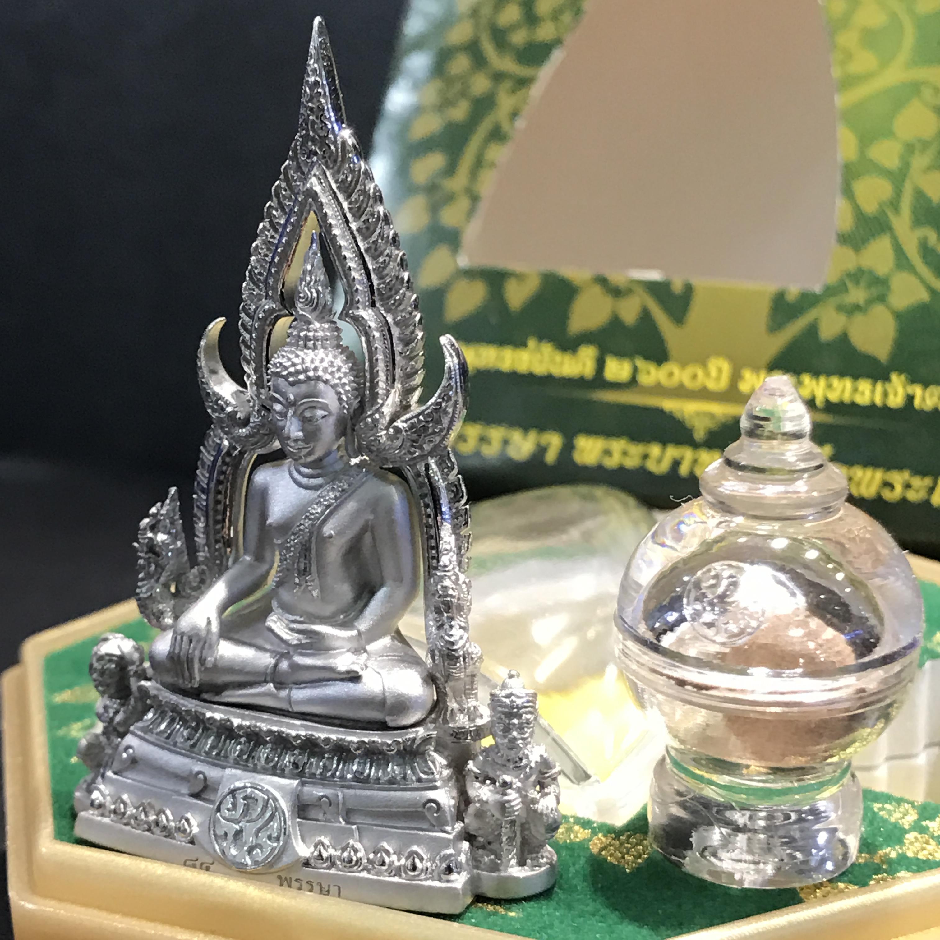 พระพุทธชินราช(จำลอง) ภ.ป.ร. 84 พรรษา เนื้อเงินชุปทองคำขาว พิมพ์ใหญ่ขนาดหน้าตัก 3/4 นิ้ว