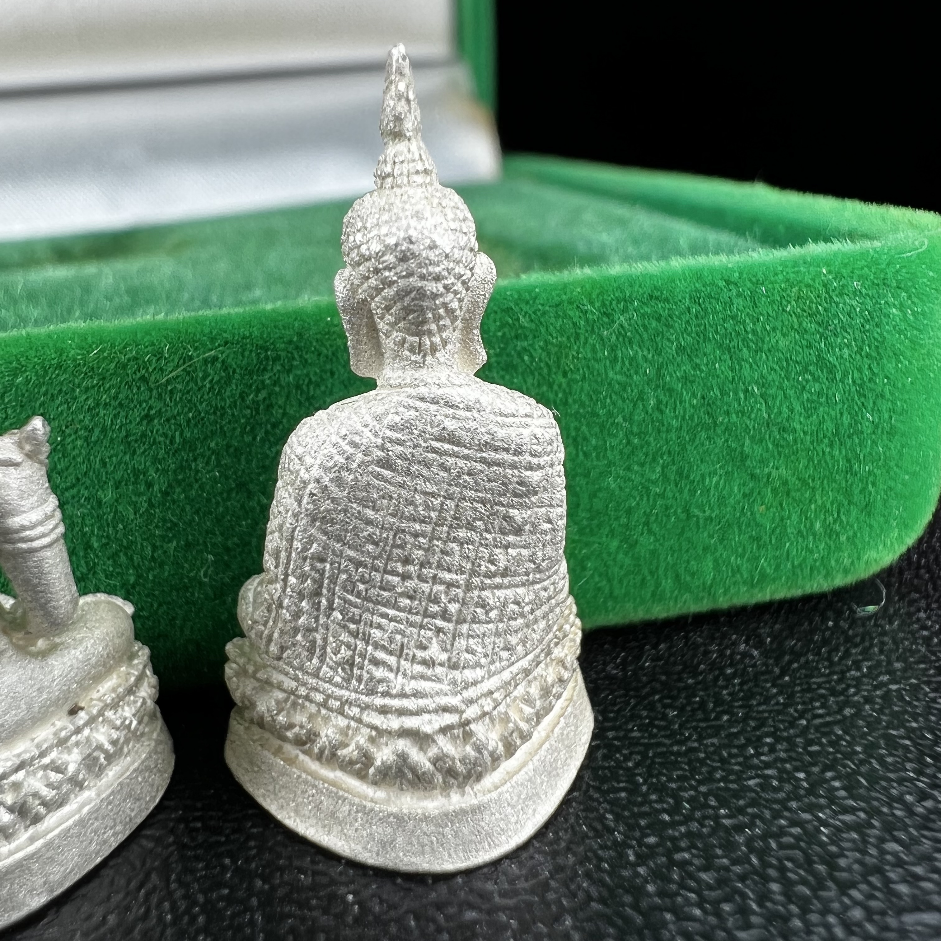 พระแก้วมรกต สธ. วัดบวรนิเวศวิหาร พ.ศ.2538 รูปเหมือนลอยองค์พระแก้วมรกต ชุดเงินบริสุทธิ์ ทรงเครื่อง 3 ฤดู (มีโค็ด หมายเลขกำกับชุดที่ 1396)พิมพ์ใหญ่ 3 องค์ 3 ฤดู ร้อน ฝน หนาว(1 ใน 2000 ชุด)หายาก