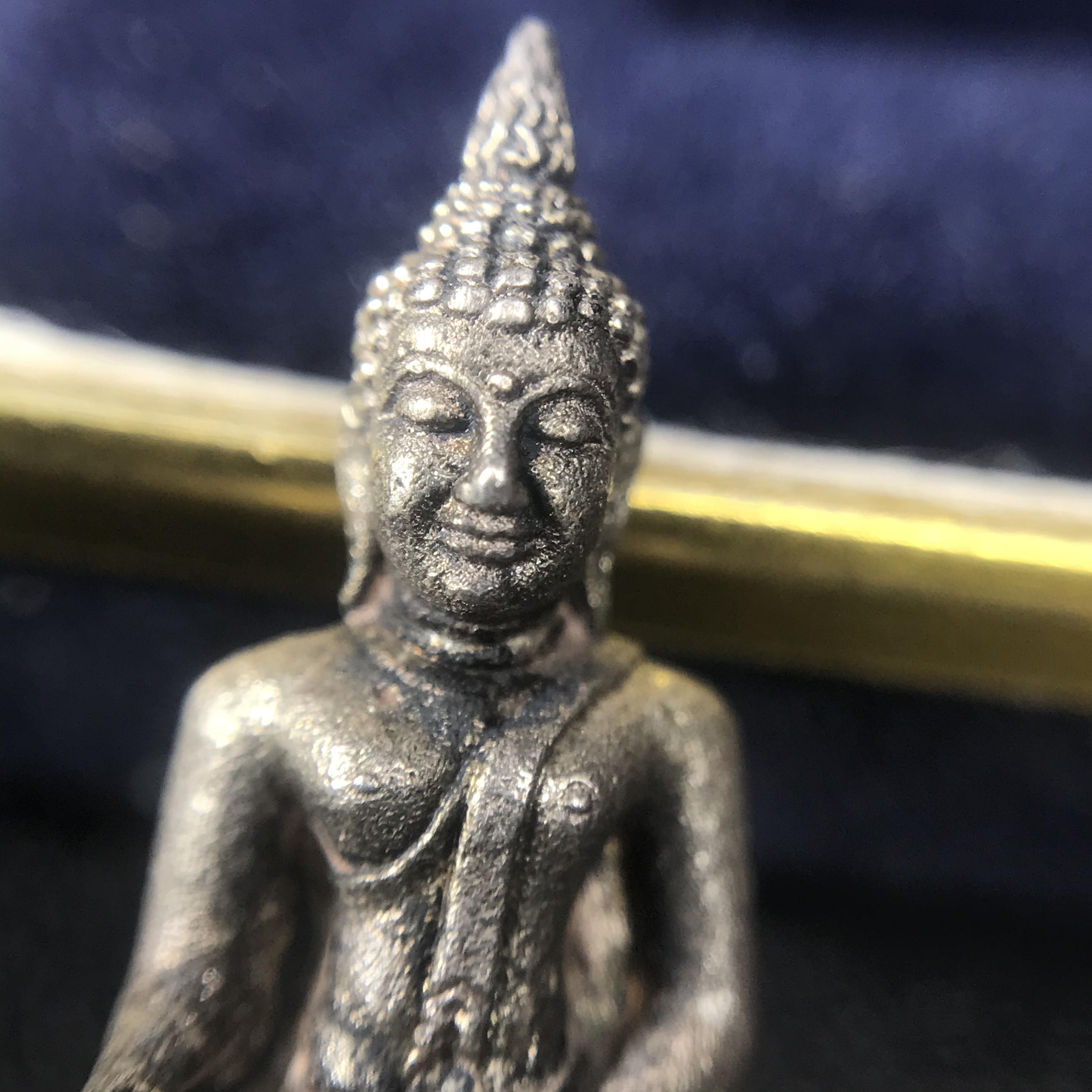 พระกริ่งพระพุทธชินสีห์ ภปร ทันโตเสฏโฐ ปี 2533 เนื้อเงิน (วัตถุมงคลหนึ่งเดียวที่บรรจุพระทนต์(ฟัน)ในหลวงรัชกาลที่9 พระราชทานให้จัดสร้าง)(1ใน1999องค์)