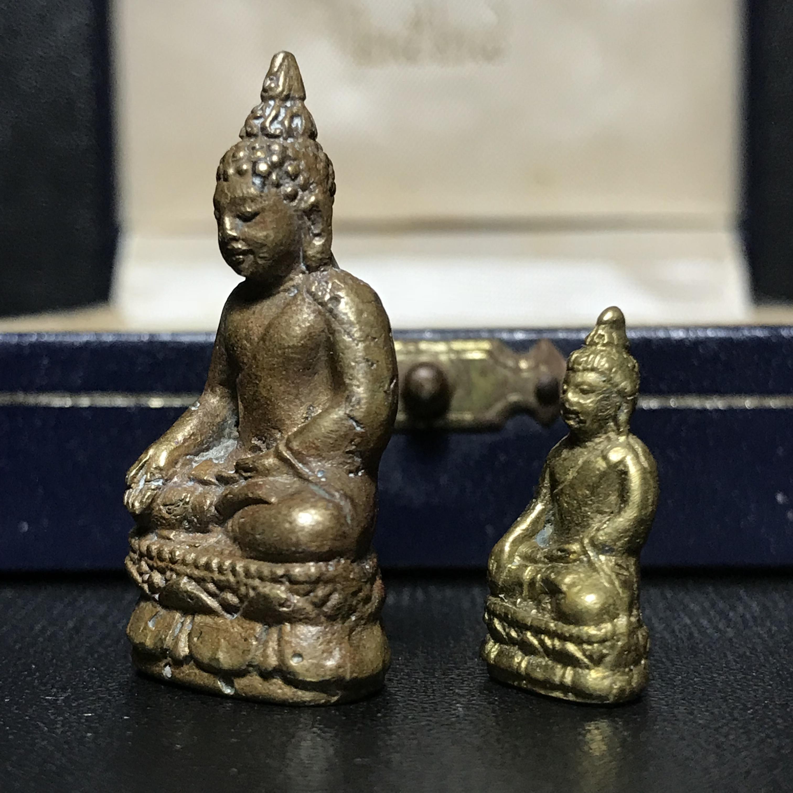 พระกริ่ง-พระชัยวัฒน์ไพรีพินาศ วัดบวรนิเวศวิหาร รุ่นผ้าป่าสิงห์บุรี ปี2528(กล่องหนังนิยม)