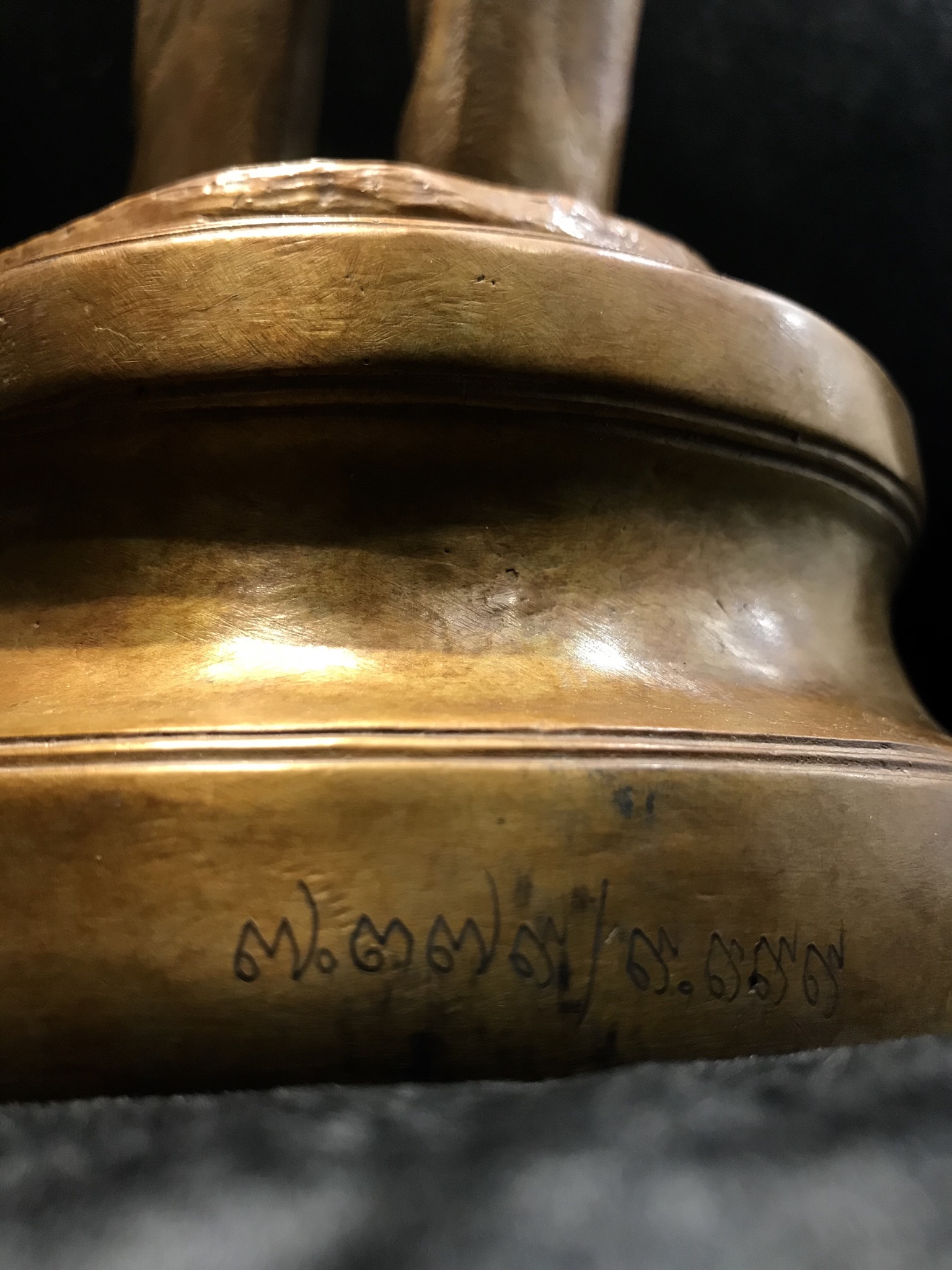 รูปหล่อพระบรมรูปพระบาทสมเด็จพระเจ้าอยู่หัว “ทรงงาน” เนื่องในโอกาสเฉลิมพระชนมพรรษา 86 พรรษา 5 ธันวาคม 2556 (ในหลวงท่านทรงดำริให้จัดสร้าง และ ตรวจงานด้วยพระองค์เอง)