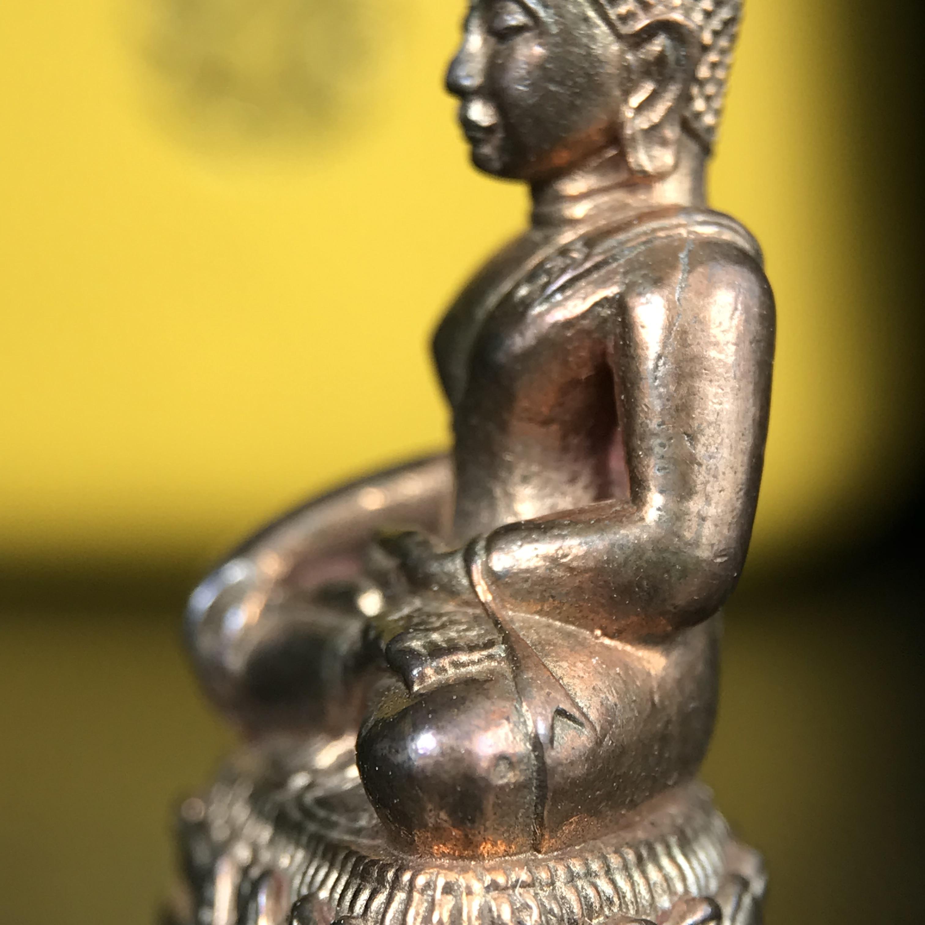 พระกริ่งพระพุทธนรสีห์ จปร.+ภปร. ครบรอบ 100 ปี ธนาคารไทยพาณิชย์ ปี 2550 พระกริ่งเนื้อนวโลหะพิเศษ(หล่อในพิธีเททอง)(หายาก)(พุทธศิลป์งดงาม)ด้านหน้าฐานประดับด้วยตราสัญลักษณ์ "จปร" และ "ภปร" (องค์เทหล่อในพิธีสร้างน้อย หายากมาก)1 ใน 1000 องค์