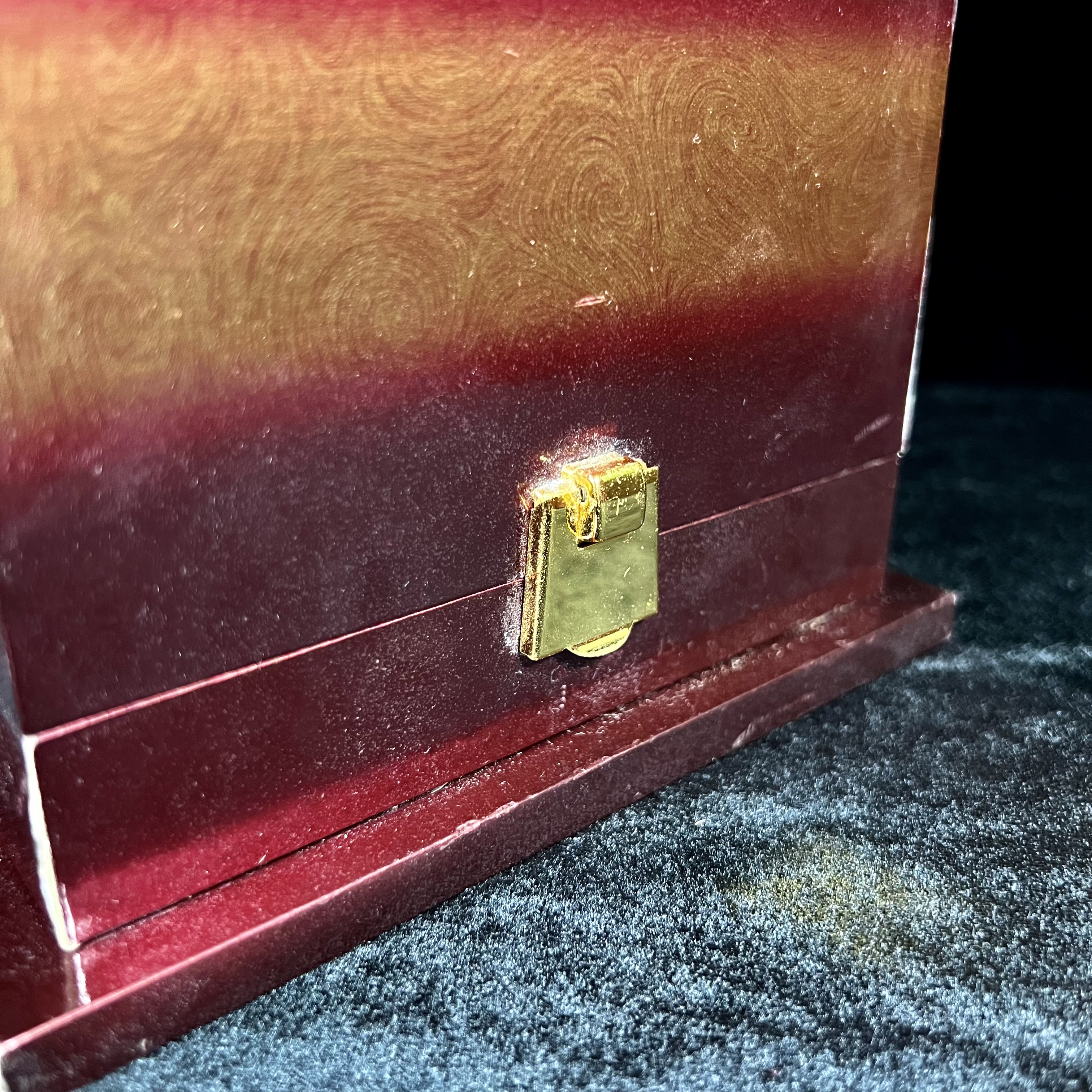 พระแก้วมรกต ภปร.(รุ่นแรก) ปี2545 รุ่นฉลองกรุงรัตนโกสินทร์ครบ 220 ปี หล่อลอยองค์ เนื้อทองคำบริสุทธิ์99.99% ขนาดบูชา 50*90 มม. พร้อมฐานวางครอบแก้วเดิมกล่องบรรจุเดิมครบสมบูรณ์(สวยงามและหายากมาก)(1ใน1000องค์)