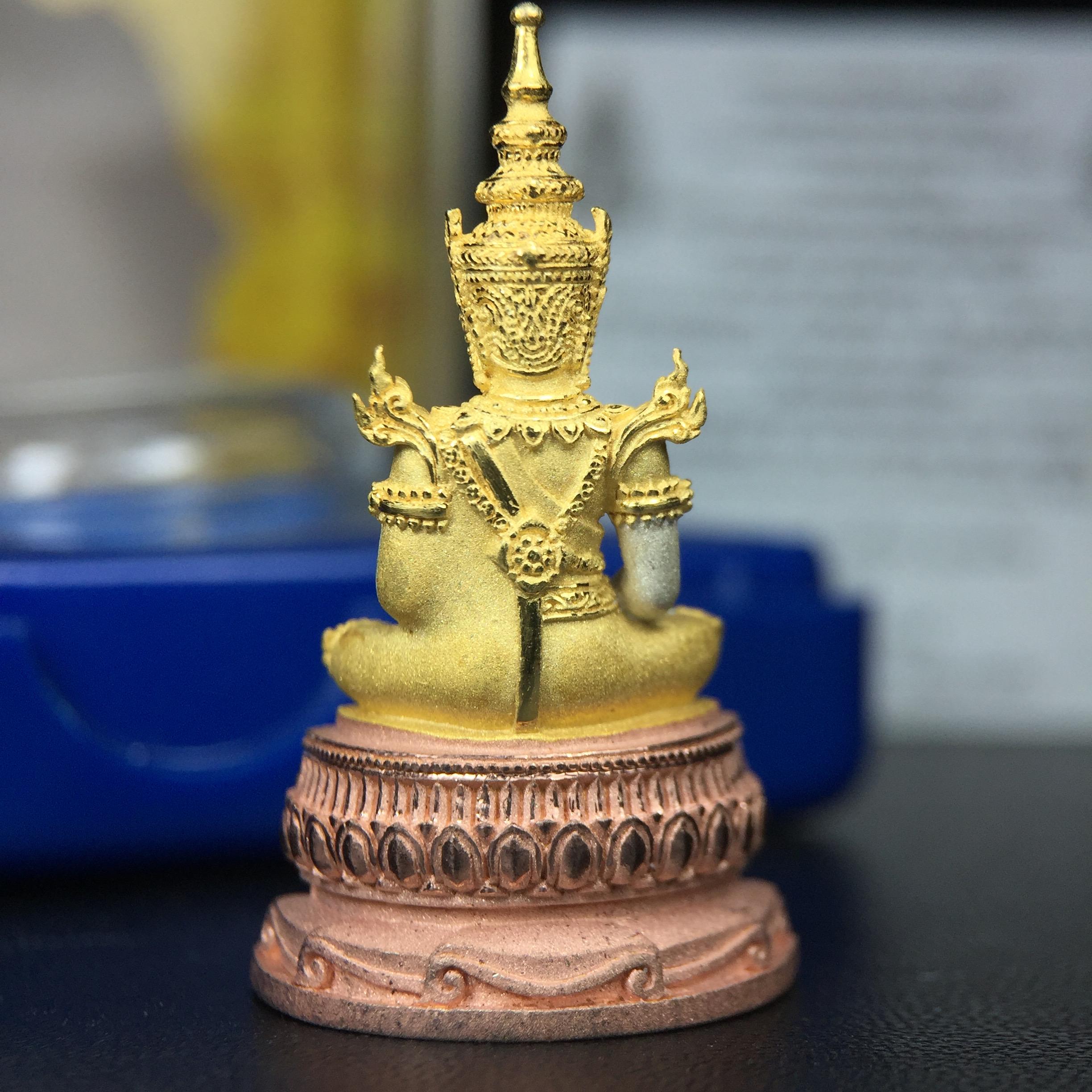 พระแก้วมรกต(จำลอง)ลอยองค์ ขนาดหน้าตัก 1/2 นิ้ว ทรงเครื่องฤดูร้อน เนื้อเงินสามกษัตริย์ ตราสัญลักษณ์ฉลองสิริราชสมบัติ ครบ 60 ปี พ.ศ.2549(สภาพสวย ครบ สมบูรณ์)