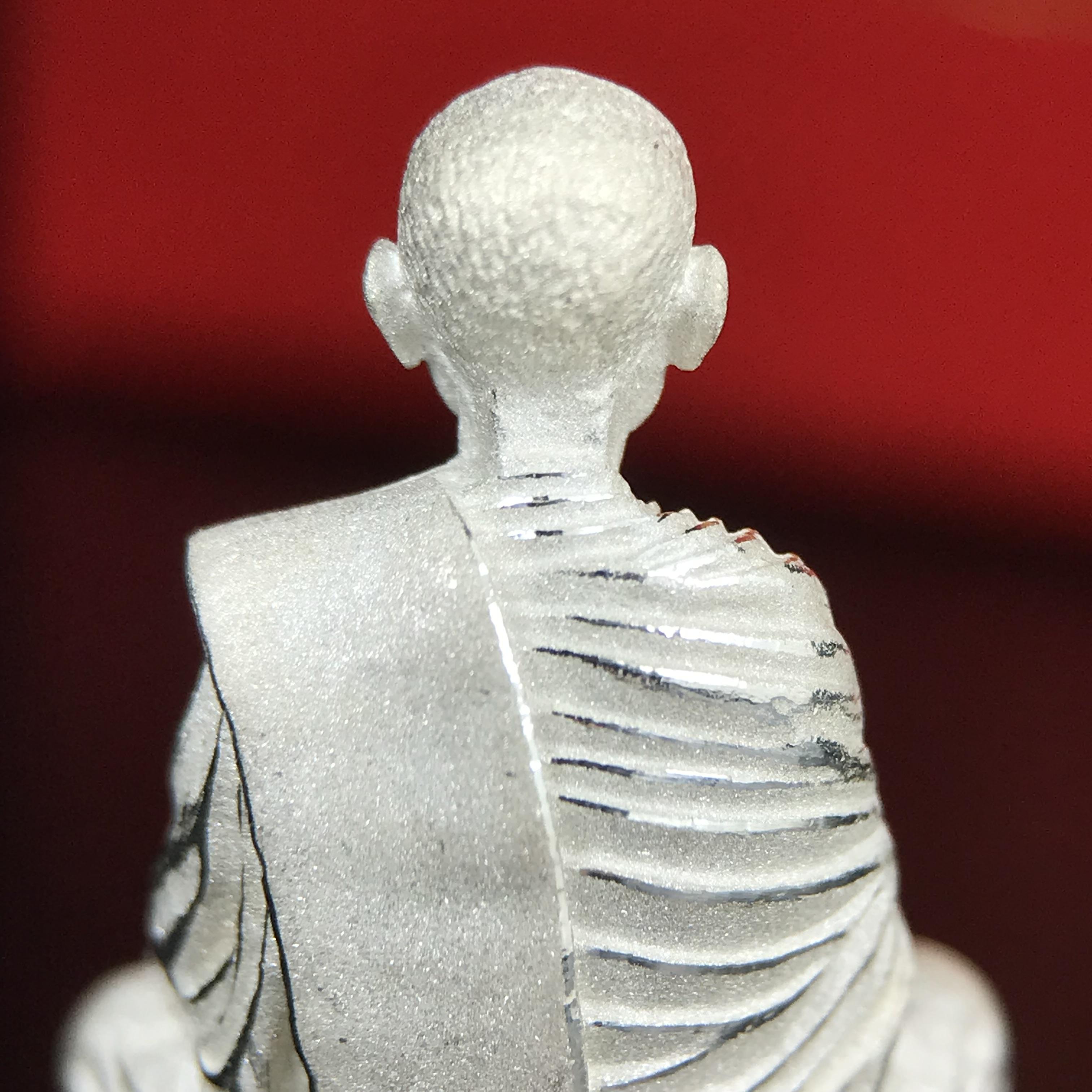 สมเด็จพุฒาจารย์ (โต พรหมรังสี) อนุสรณ์ 128 ปี สมเด็จพระญาณสังวร สมเด็จพระสังฆราช ทรงเมตตาอธิฐานจิต ปี 2543 มหาพุทธาภิเษก 3วาระ รูปเหมือนลอยองค์พิมพ์ใหญ่เนื้อเงิน ขนาด 1.5 x 2.5 ซม. ทรงคุณค่าทั้งด้านความงานด้านพุทธศิลป์ และพุทธคุณ(องค์หมายเลข ๑๐๘(เลขสวย)