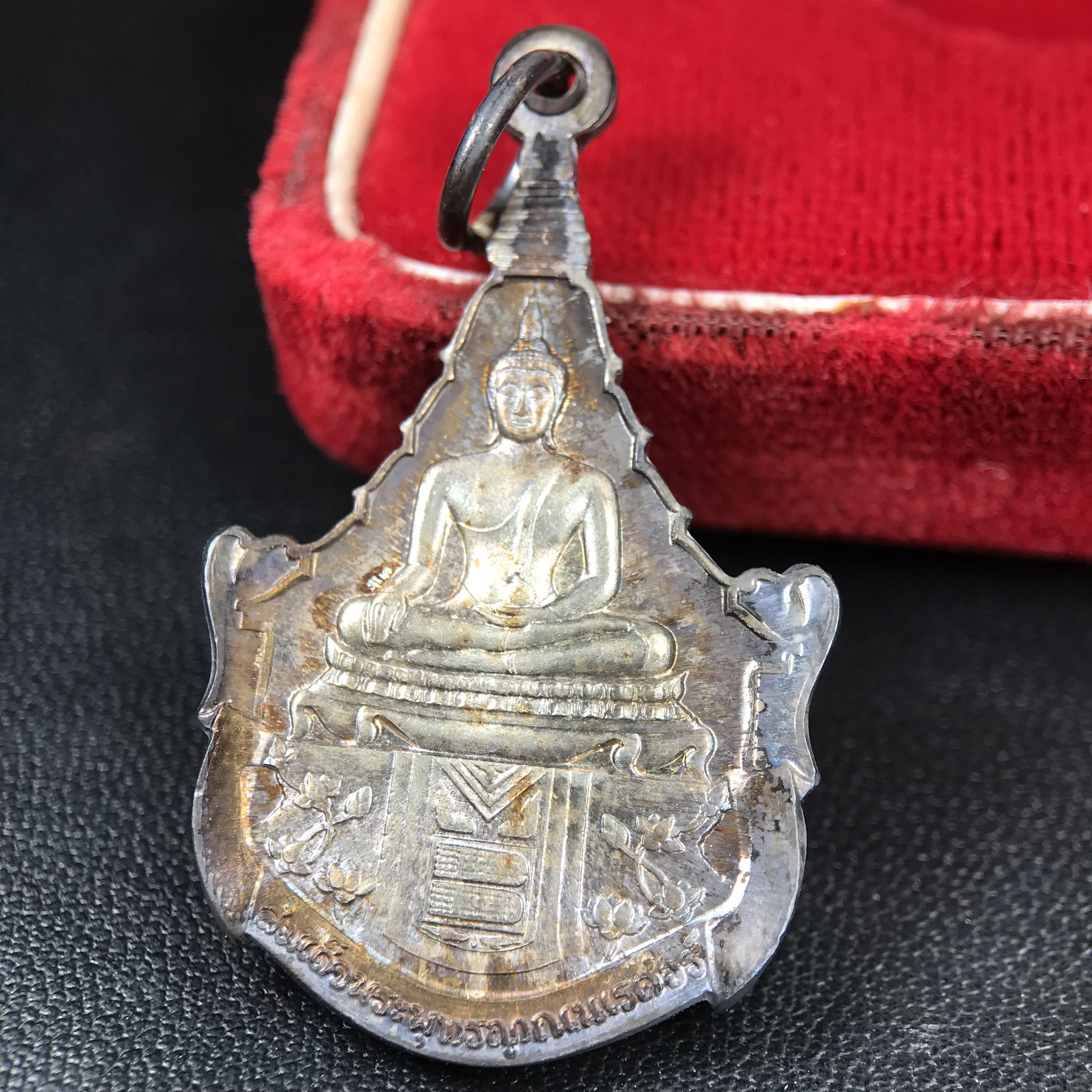 เหรียญพระพุทธญาณนเรศวร์ รุ่นแรก หลังพระปรมาภิไธย ภปร.และ สก.วัดญาณสังวราราม จ.ชลบุรี ปี 2527 เนื้อเงิน(ผิวเดิม ขึ้นรุ้งผิวน้ำทองกระจายทั่วเหรียญสวยมาก)ขนาด 2.3 x 3.8 ซม. พร้อมกล่องเดิม สมเด็จพระญาณสังวร ประธานในพิธีมหาพุทธาภิเษก(เนื้อเงินพบเจอน้อย หายาก)