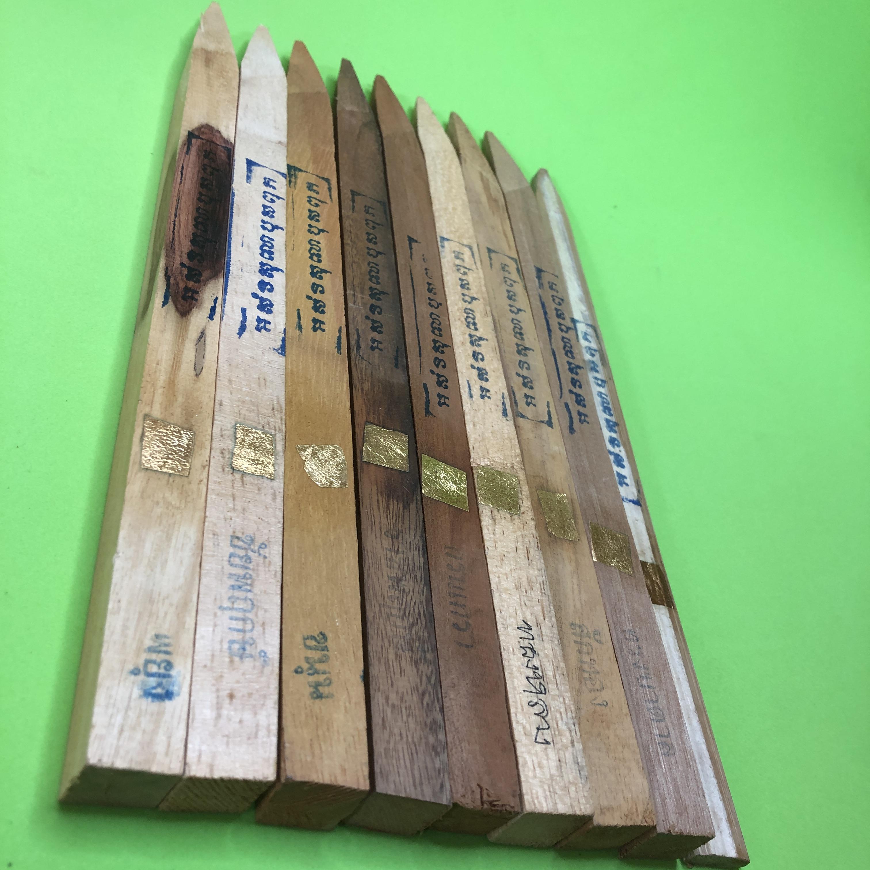 ของป้องกัน ไม้มงคล 9 อย่าง ลงเสา ได้แก่ ไม้สักทอง ไม้ทองหลาง ไม้ราชพฤกษ์ ไม้ชัยพฤกษ์ ไผ่สีสุข ไม้ขนุน ไม้กรันเกรา ไม้พยูง ไม้ทรงบาดาล