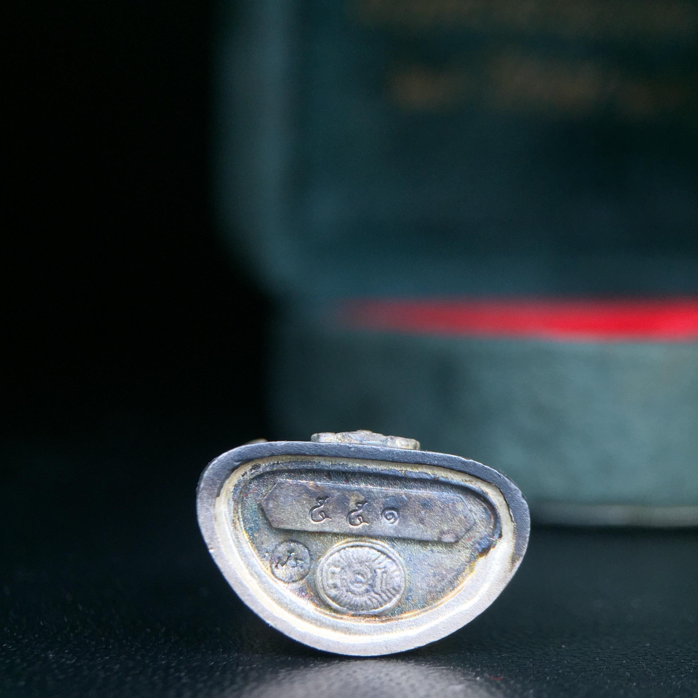 พระกริ่งไพรีพินาศ ตรากาญจนาภิเษก วัดบวรนิเวศวิหาร ที่ระลึกในหลวงรัชกาลที่9 ครองสิริราชสมบัติครบ 50 ปี เนื้อเงิน(สภาพผิวเดิม ขึ้นสีรุ้งธรรมชาติ สวยแบบนิยม)พร้อมกล่องบรรจุเดิม ครบ สมบูรณ์ ชุดพระราชทาน(หายาก)