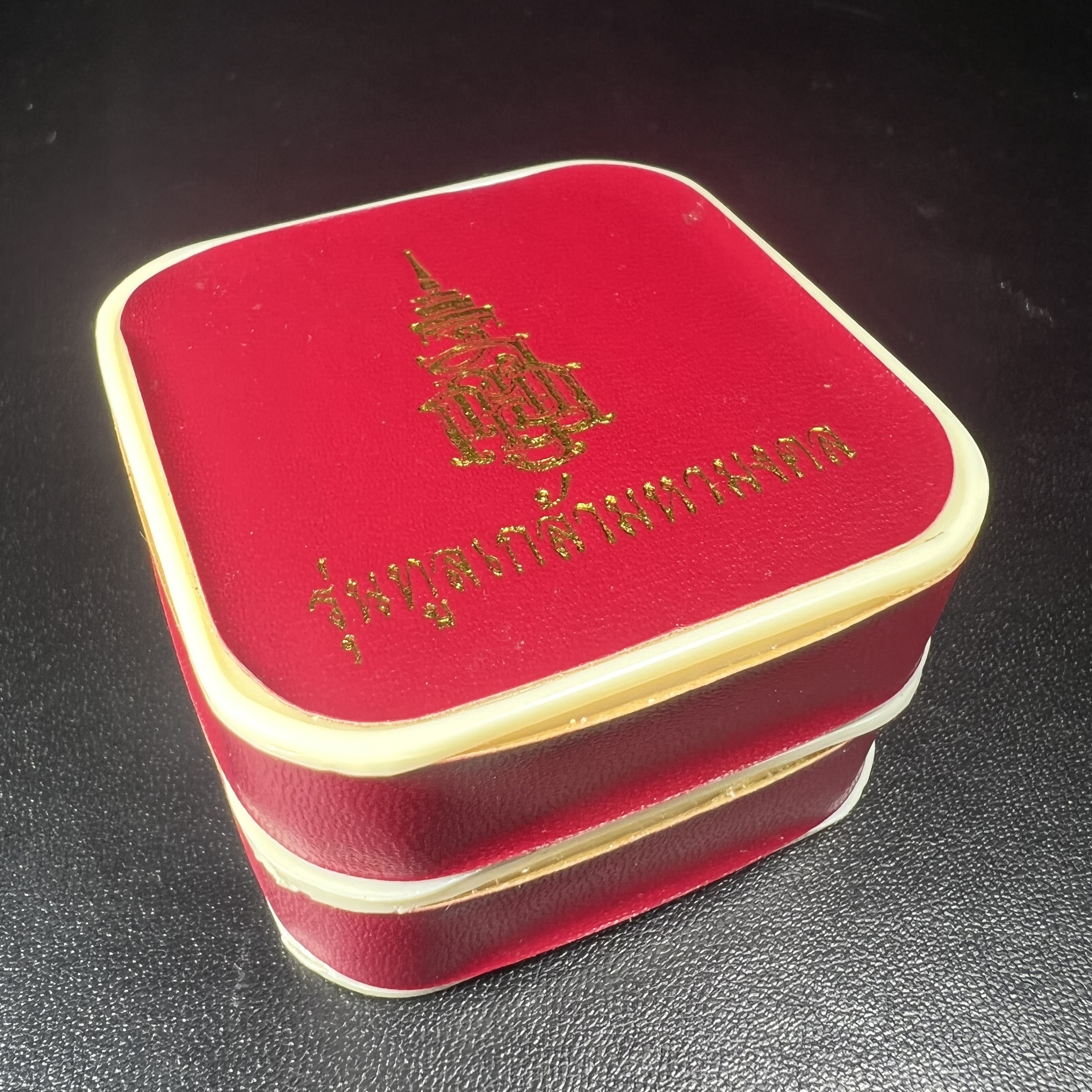 เหรียญหล่อฉลุลายพระพุทธโสธรทรงอาร์มลายกนก เนื้อเงินบริสุทธิ์พ่นทรายนวลขัดเงา(แผ่นกลางทองคำ) พิมพ์เล็ก สูง 2.1 ซม. รุ่น "ทูลเกล้ามหามงคล" ปี 2544(สภาพคัดสวยซีนซองเดิมกล่องบรรจุเดิมครบสมบูรณ์)