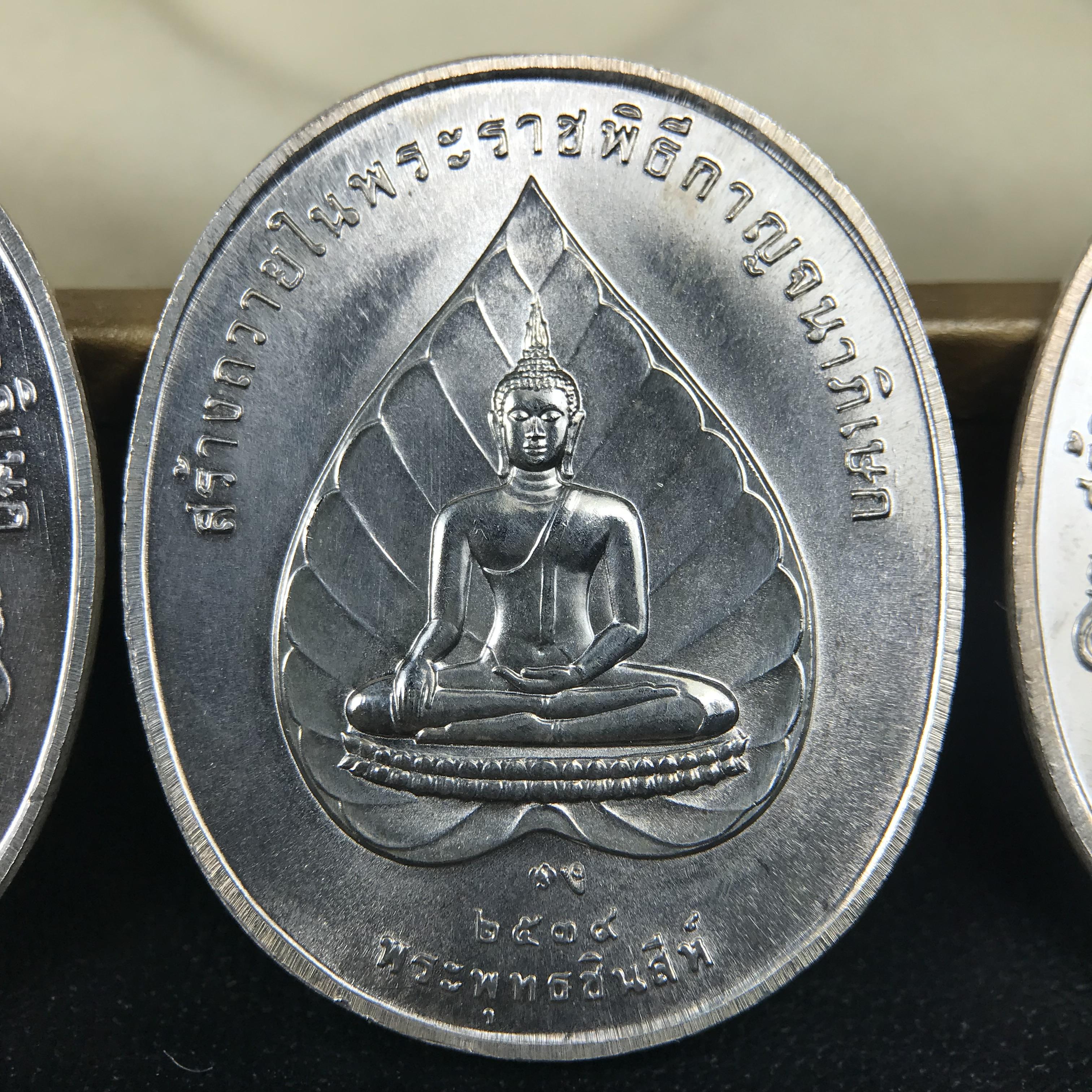 ชุดเหรียญพระพุทธปัญจภาคี ปี 2539 ครบชุด 5 เหรียญ พิมพ์ใหญ่ขนาดสูง 3 ซม. เนื้อเงิน โค๊ต ง.(เงิน) บล็อกกษาปณ์ พร้อมกล่องบรรจุซีนซองเดิมครบสภาพสวย เนื่องในมหามงคลวโรกาสที่ในหลวงรัชกาลที่ 9 ทรงครองสิริราชสมบัติครบ 50ปี พิธีใหญ่ ณ พระอุโบสถวัดพระแก้ว