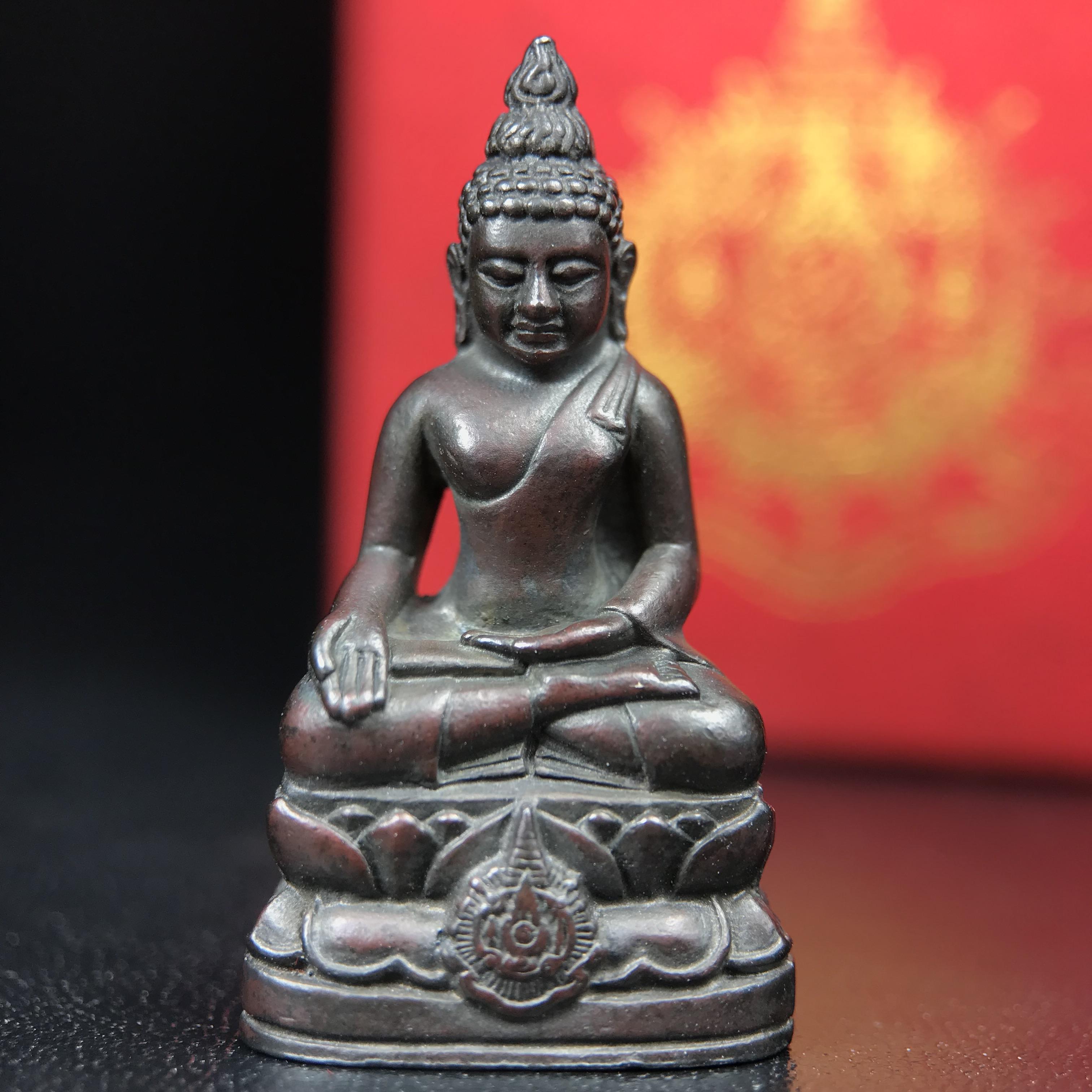 พระกริ่งไพรีพินาศ บรรจุเหล็กไหล ครั้งแรกและครั้งเดียวในประวัติศาสตร์ เฉลิมพระเกียรติ พระบาทสมเด็จพระเจ้าอยู่หัวรัชกาลที่9 พระชนมพรรษา 6 รอบ ปี2542 เนื้อนวโลหะผสมทองคำ(บรรจุเหล็กไหล)ดีนอก-ดีใน พิธีใหญ่ มวลสารเด่น (หายาก)