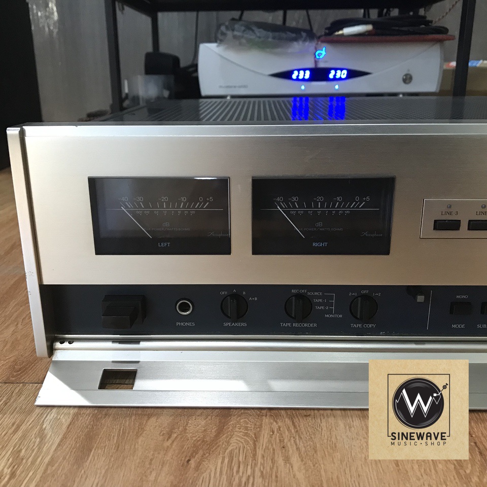 Integrated Amp ยี่ห้อ Accuphase รุ่น E-302 (Made in Japan) ไฟ 220Volts