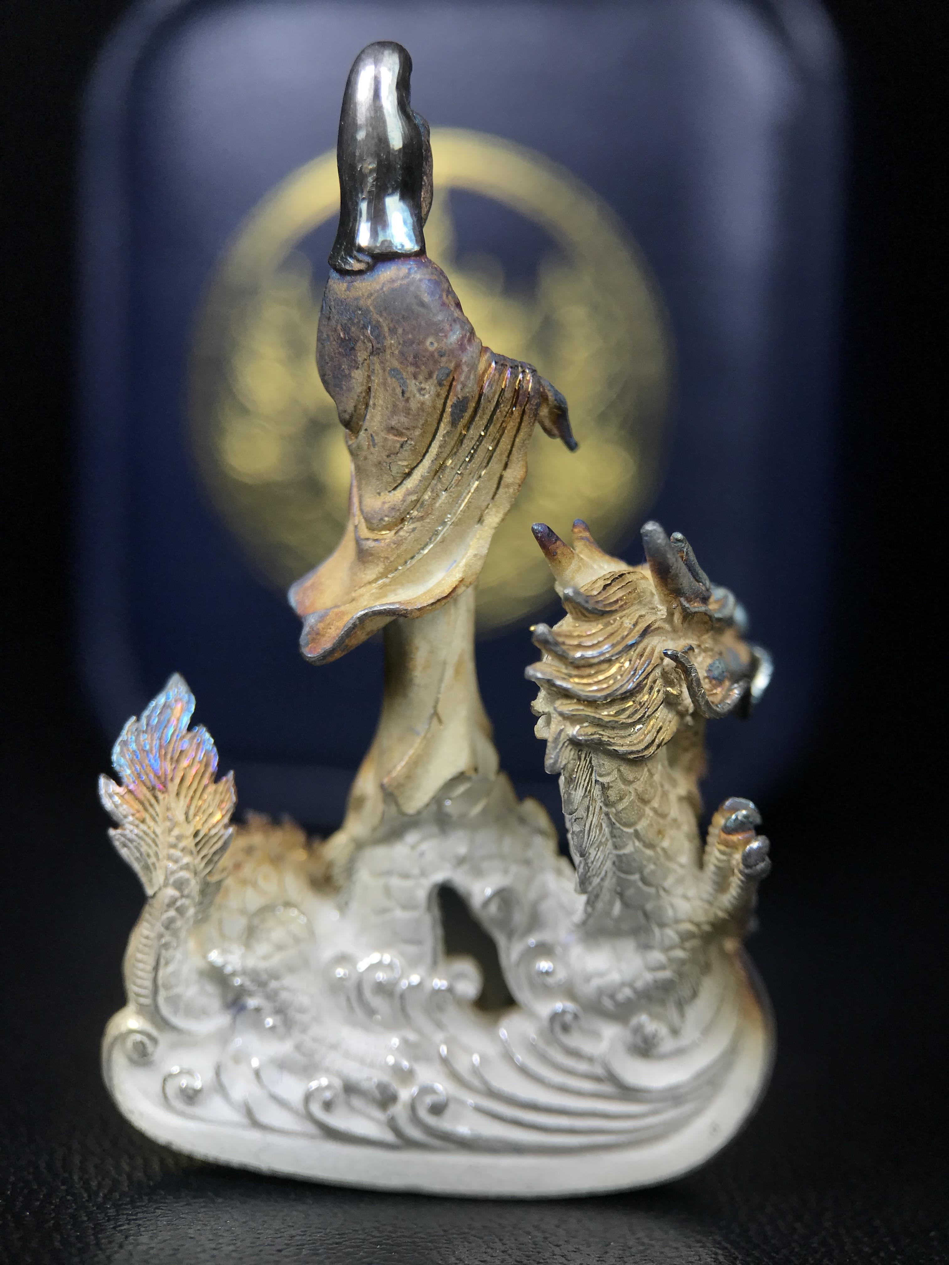 รูปหล่อลอยองค์พระโพธิสัตว์กวนอิม ทรงประทับมังกร จ.ระนอง ปี 2539 เนื้อเงิน พิมพ์ใหญ่(ผิวรุ้งไฟ)(สภาพผิวเดิมขึ้นสีรุ้งธรรมชาติสวยแบบนิยม)(เสน่ห์พระเนื้อเงินสีสันที่ธรรมชาติสรรค์สร้าง)เฉลิมฉลองในวโรกาสที่พระบาทสมเด็จพระเจ้าอยู่หัวทรงครองสิริราชสมบัติครบ50ปี