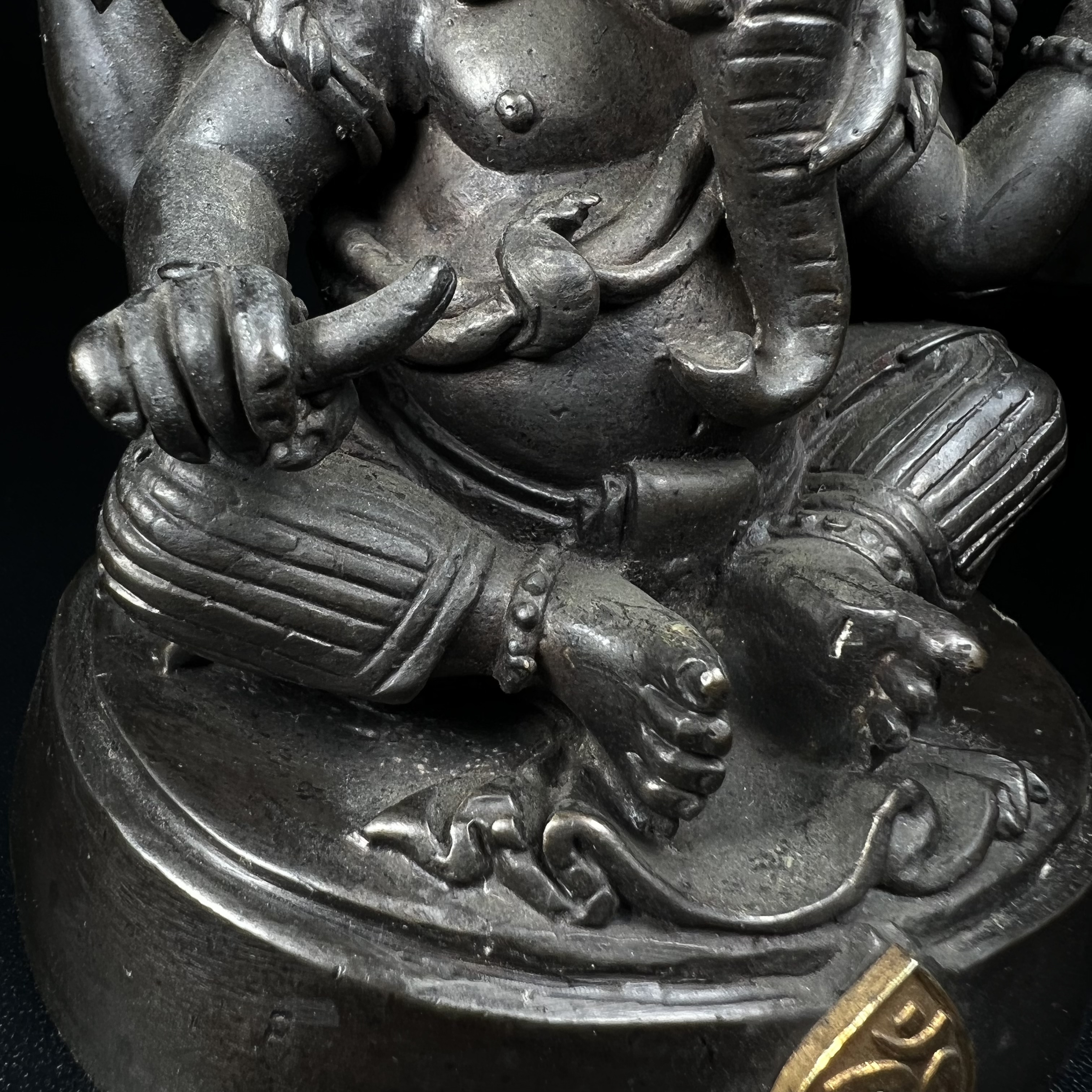 พระพิฆเนศ กรมศิลปากร ปี2547 ขนาดบูชาหน้าตัก 3 นิ้ว โลหะผสมเนื้อดี มีโค๊ดหมายเลขกำกับNo.821 (1 ใน 5000 องค์)รุ่นยอดนิยมหายาก