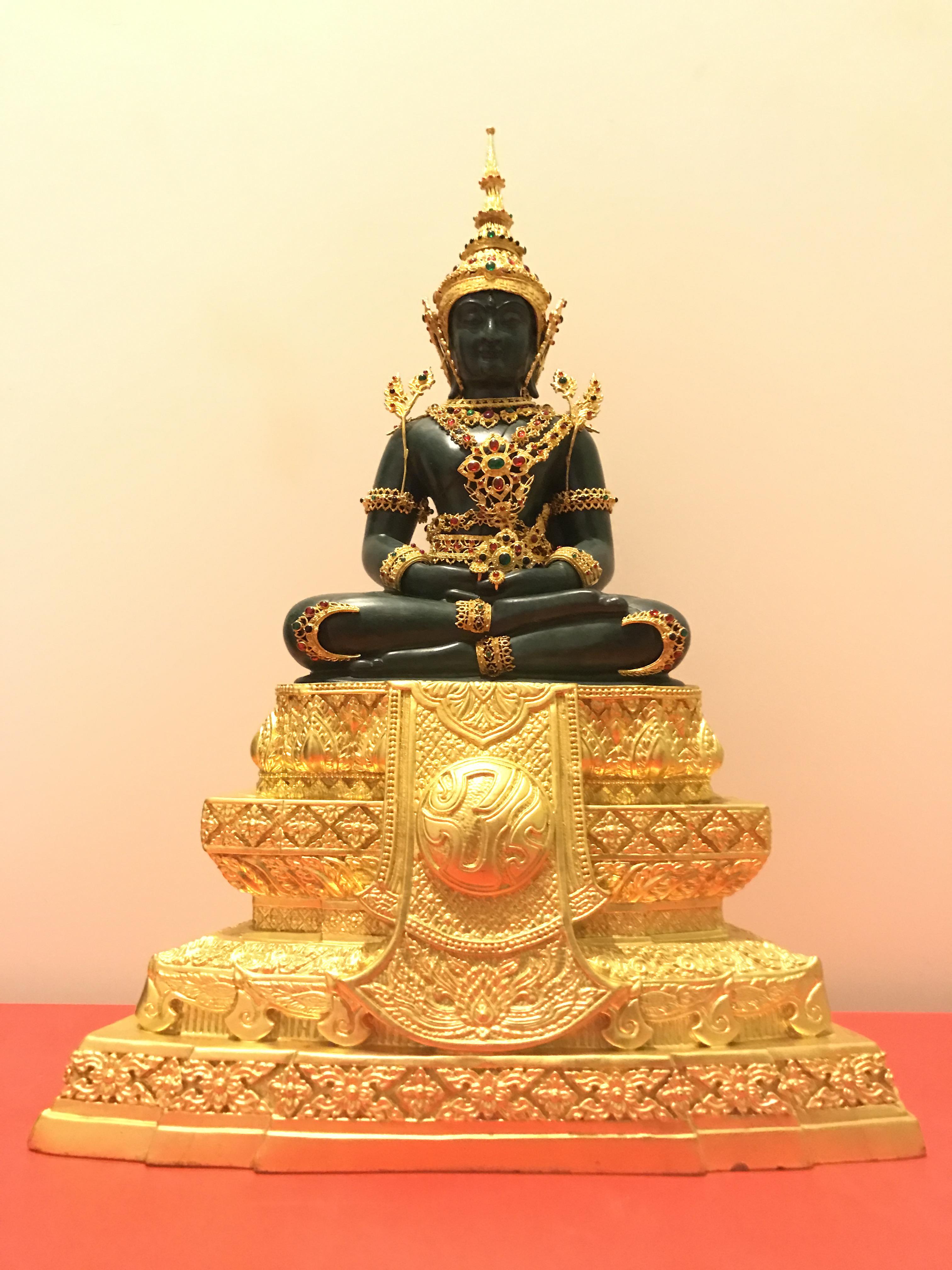 พระพุทธมหามณีรัตนปฏิมากร จำลอง (พระแก้วมรกต) ขนาดบูชาหน้าตัก 5 นิ้ว ตราสัญลักษณ์ ภ.ป.ร. รุ่นแรก ปี2547 เนื้อนวโลหะเคลือบสีเขียว(เครื่องทรงนวโลหะชุบทองไมครอน)