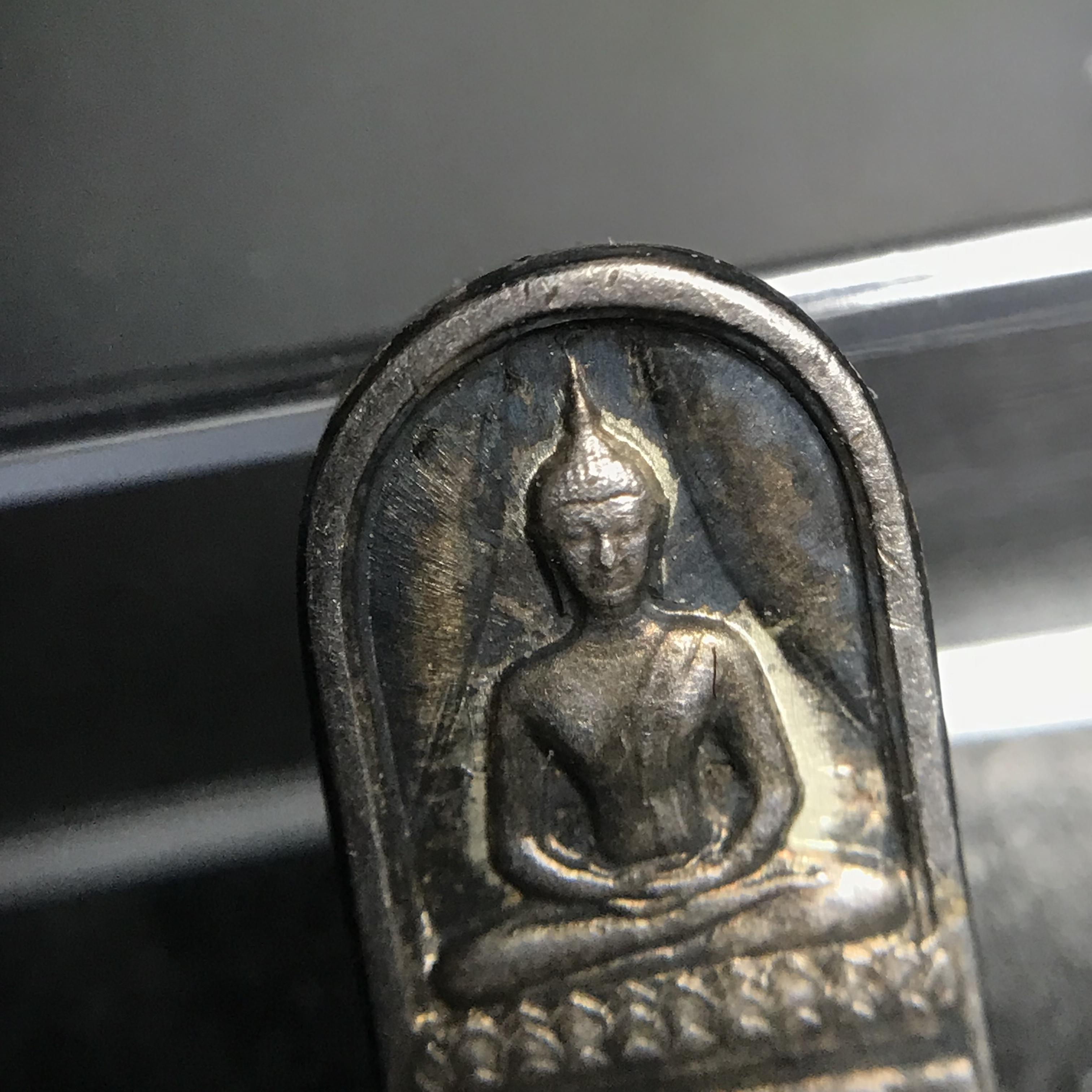 พระปรกใบมะขาม พระพุทธสิหิงค์ ภปร ธรรมศาสตร์ 50ปี เนื้อเงิน(ในหลวงรัชกาลที่9 เสด็จเททอง)(พระปรกใบมะขาม ภปร. รุ่นแรก)หายาก