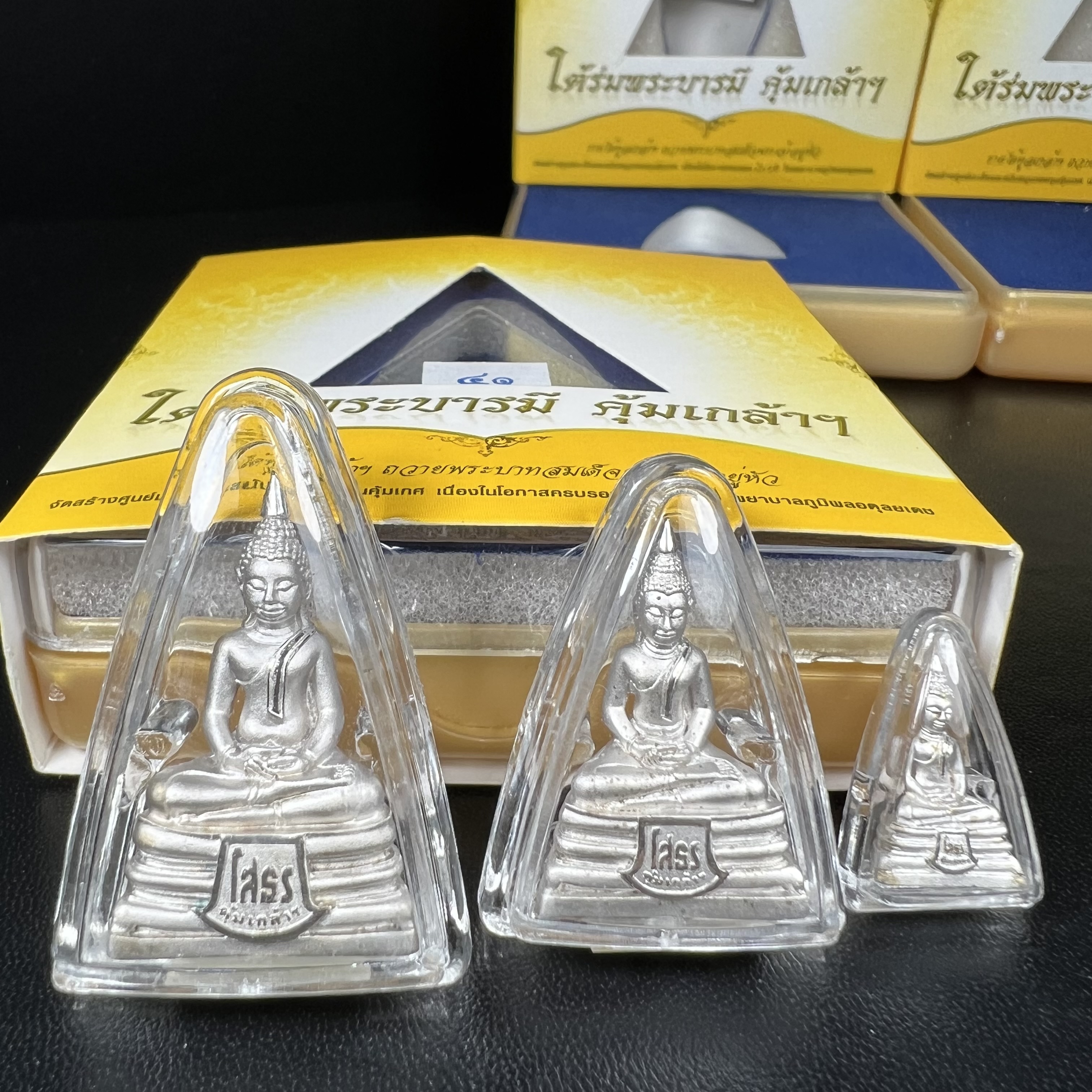 พระพุทธโสธร คุ้มเกล้าฯ ภปร.(ใต้ร่มพระบารมี คุ้มเกล้า) 60ปี รพ.ภูมิพลฯ พ.ศ.2552 เนื้อเงิน ชุบทองคำขาว(ลอยองค์พิมพ์ ใหญ่+กลาง+เล็ก)(1ชุด 3 พิมพ์ ครบทุกแบบที่จัดสร้าง)1 ใน 5000 ชุด ครบชุดหายาก