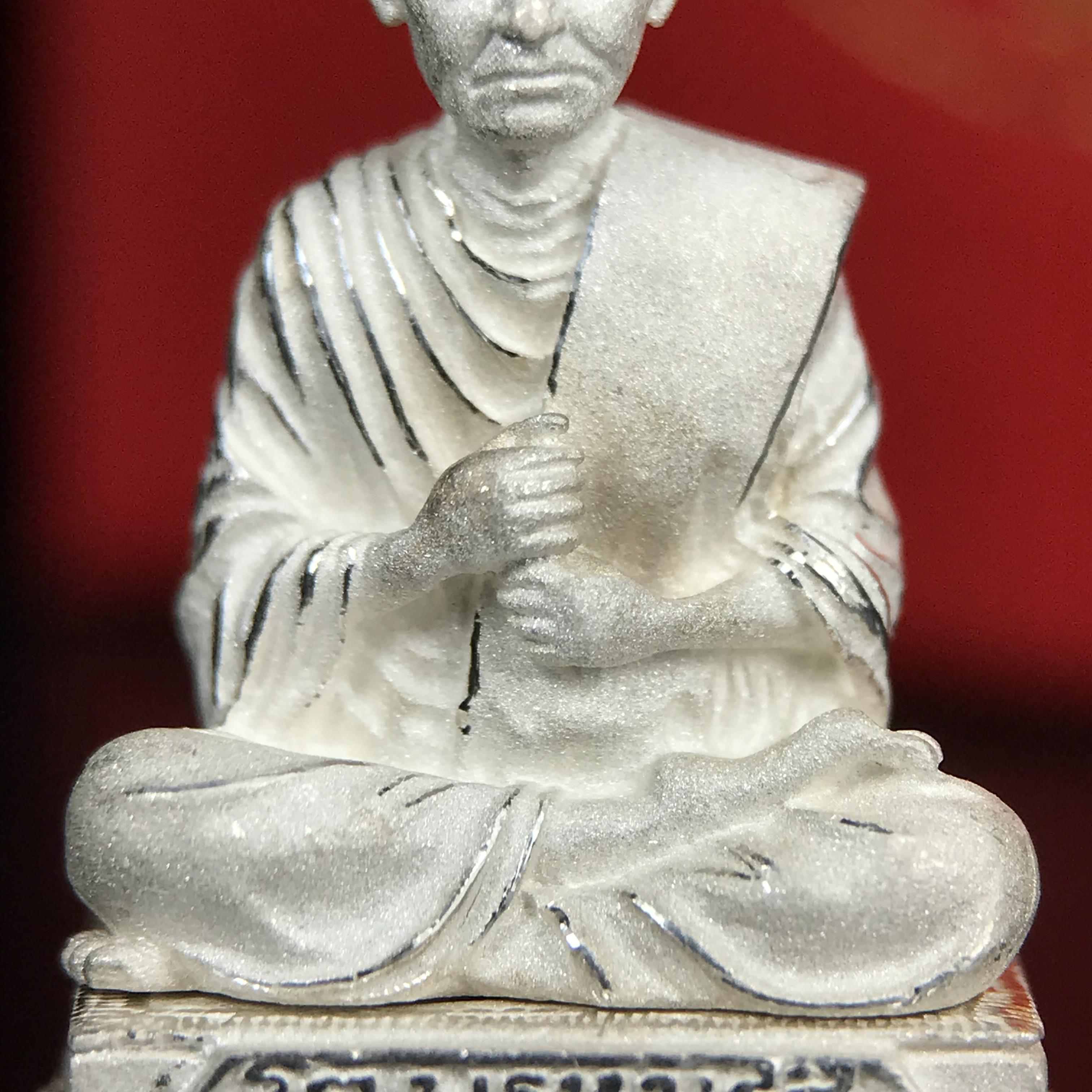 สมเด็จพุฒาจารย์ (โต พรหมรังสี) อนุสรณ์ 128 ปี สมเด็จพระญาณสังวร สมเด็จพระสังฆราช ทรงเมตตาอธิฐานจิต ปี 2543 มหาพุทธาภิเษก 3วาระ รูปเหมือนลอยองค์พิมพ์ใหญ่เนื้อเงิน ขนาด 1.5 x 2.5 ซม. ทรงคุณค่าทั้งด้านความงานด้านพุทธศิลป์ และพุทธคุณ(องค์หมายเลข ๑๐๘(เลขสวย)