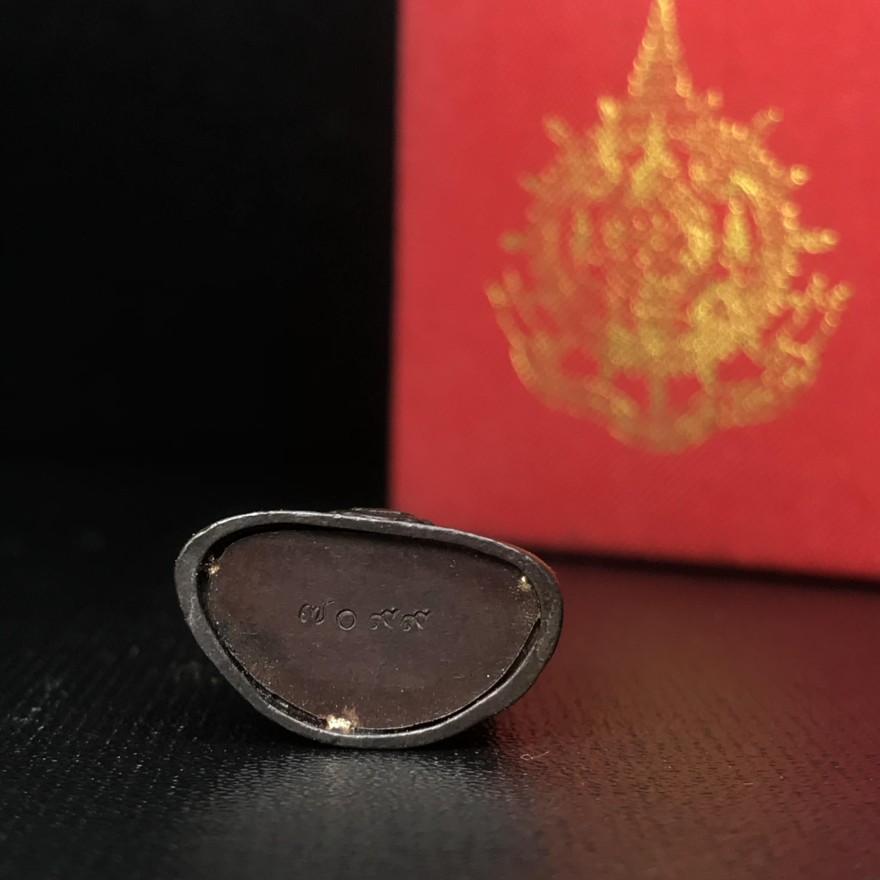 พระกริ่งไพรีพินาศ เฉลิมพระเกียรติ พระบาทสมเด็จพระเจ้าอยู่หัวรัชกาลที่9 พระชนมพรรษา 6 รอบ ปี2542 เนื้อนวโลหะผสมทองคำ(บรรจุเหล็กไหล)ดีนอก-ดีใน