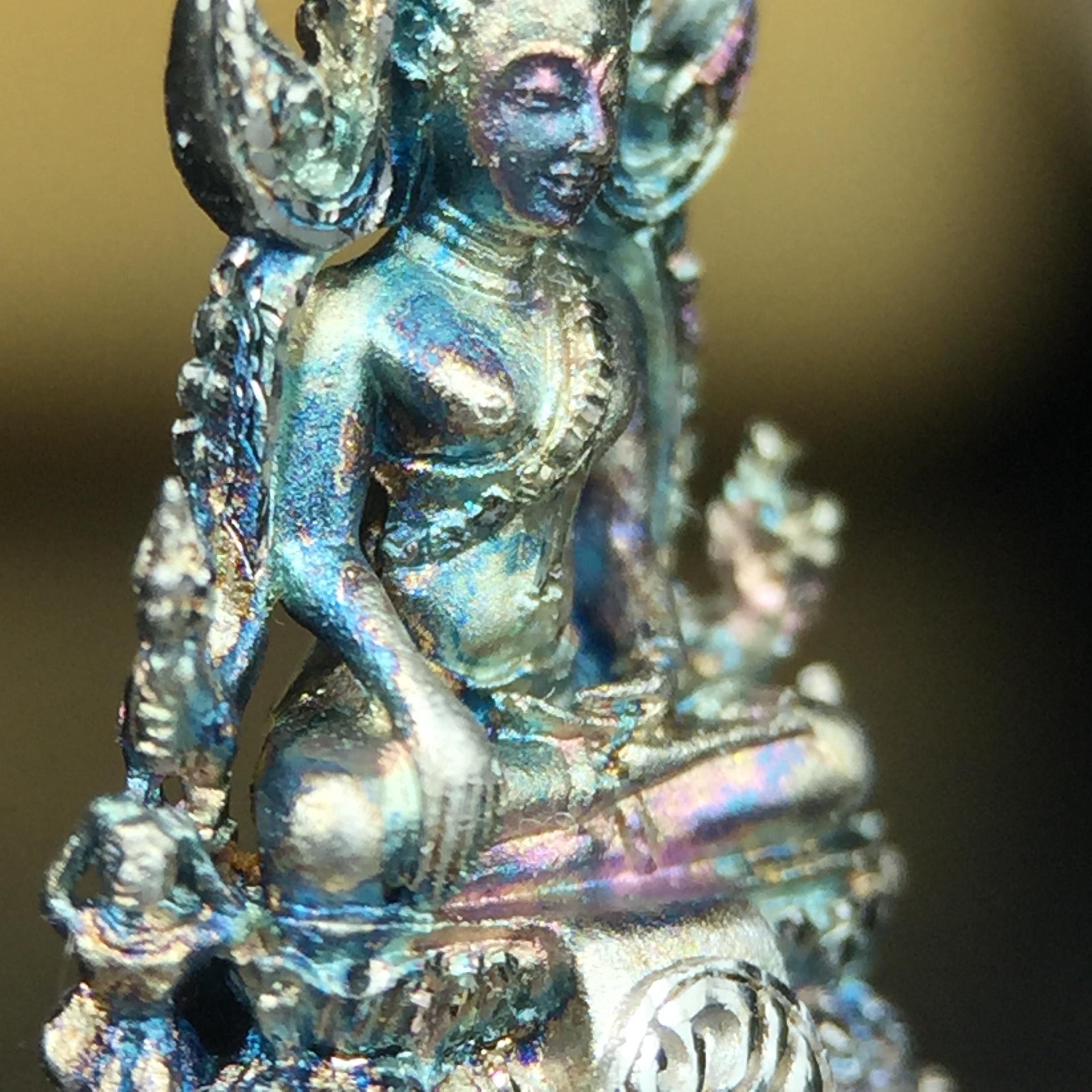 พระพุทธชินราช(จำลอง) ภปร. 84 พรรษา เนื้อเงินชุบทองคำขาว พิมพ์เล็กขนาดหน้าตัก 1/4 นิ้ว (สภาพผิวเดิมสวย ขึ้นสีรุ้งธรรมชาติ แบบนิยม)(พระราชทานมวลสาร จิตรลดาและเส้นพระเจ้า(เส้นผม))พุทธศิลป์ทรงคุณค่าอีกหนึ่งรุ่นยอดนิยม