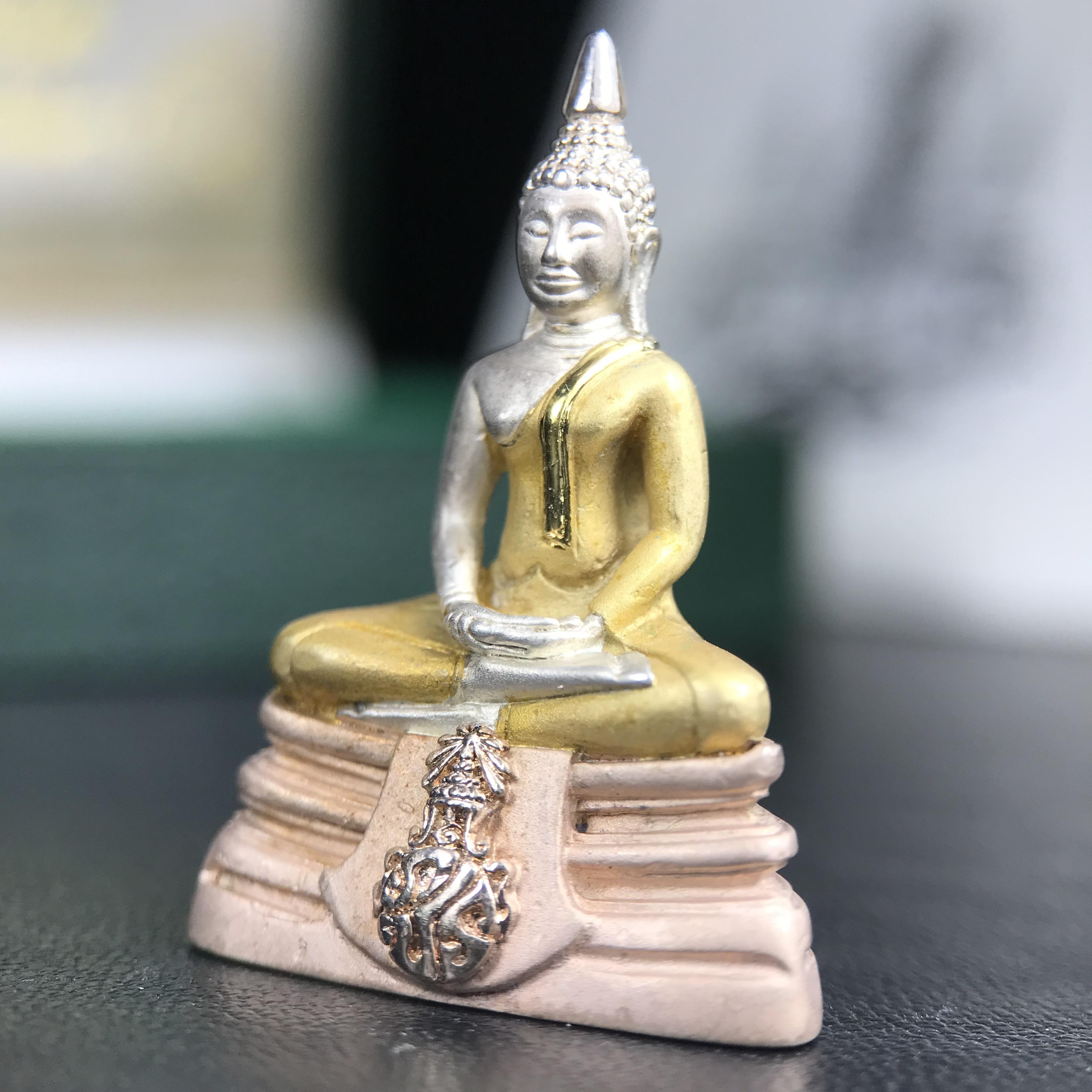 พระพุทธโสธร ภปร. รุ่นย้อนยุค สร้างพระอุโบสถ สมาคมชาวฉะเชิงเทรา จัดสร้าง ปี 2539 วโรกาสครองสิริราชสมบัติครบ 50 ปี เนื้อเงินชุบสามกษัตริย์ทรายนวลขัดเงาบางส่วน(สภาพผิวเดิม เก่าเก็บอย่าดี สวยมาก แบบนี้หายาก) พร้อมกล่องบรรจุและใบรับรองเดิมครบสมบูรณ์