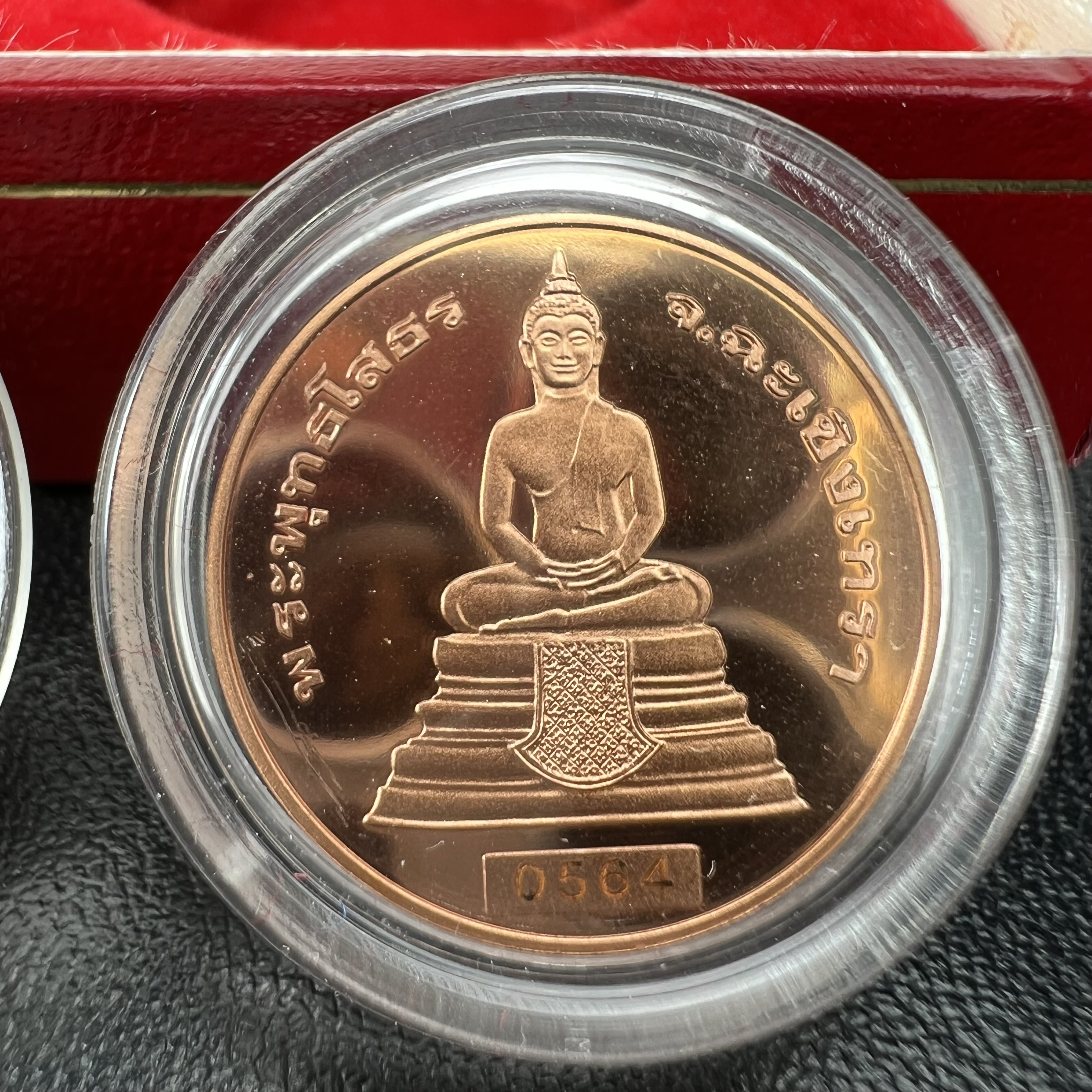 เหรียญพระพุทธโสธร-สมเด็จพระปิยมหาราช รุ่นกาญจนาภิเษก วัดสุทัศน์เทพวราราม ปี2538 ครบชุดสามกษัตริย์ 1 ชุดมี 3 เนื้อ (เงินขัดเงา+กะไหล่ทองขัดเงา+ทองแดงบริสุทธิ์ขัดเงา) ขนาด 19 มม. ครบชุดพิมพ์เล็กหมายเลขเดียวกันพร้อมกล่องและใบรับรองเดิม(1ใน 1000 ชุด หายากมาก)