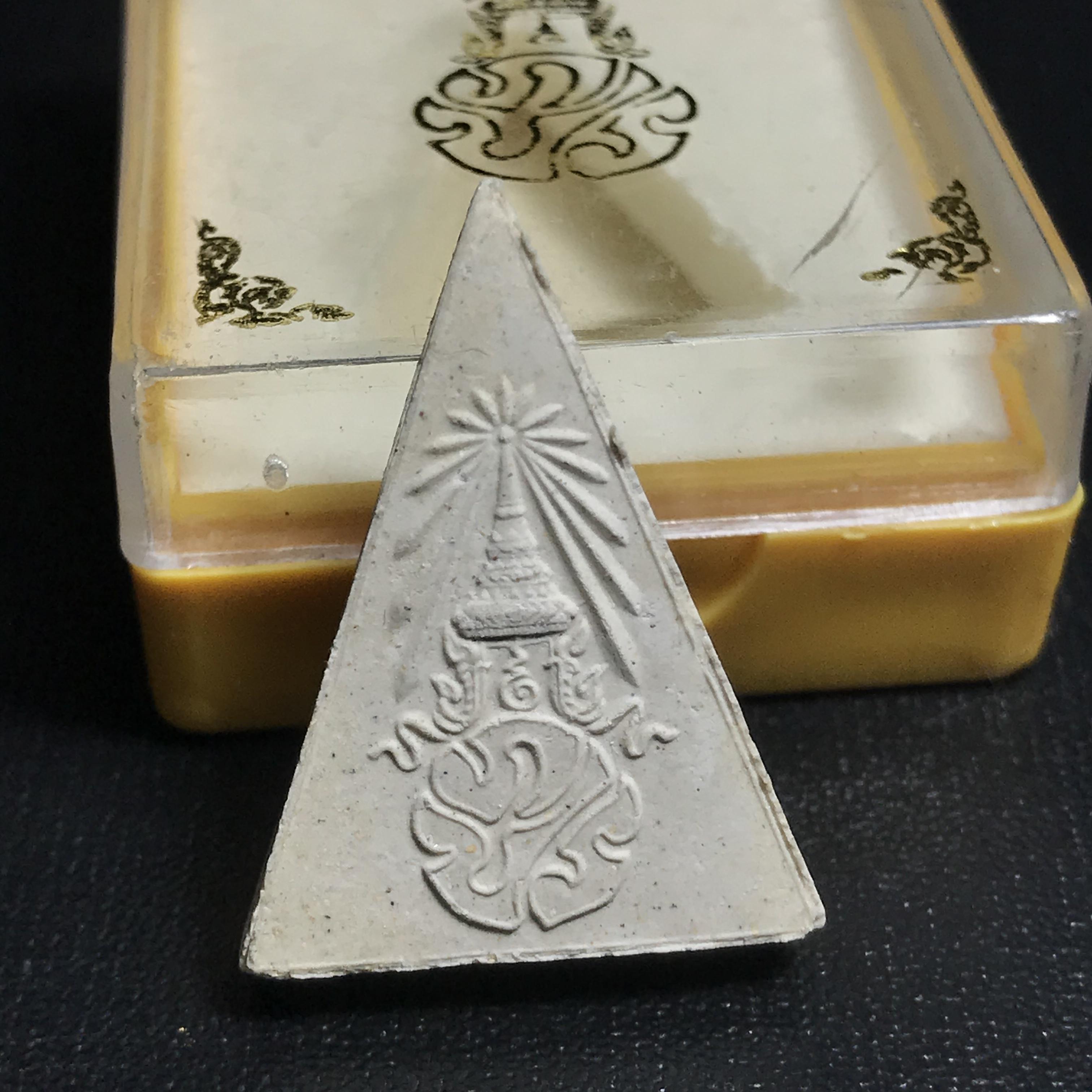 พระสมเด็จจิตรลดา "รุ่น2" (พระพุทธนวราชบพิตรฯ) ภปร. วัดบวรนิเวศวิหาร กรุงเทพฯ ปี 2529 (พิธีกริ่งปวเรศ2)กล่องเดิม (กล่องยุคแรก ภปร) มวลสารสำคัญคือผงจิตรลดาและเส้นพระเจ้า(เส้นพระเกศาในหลวง)