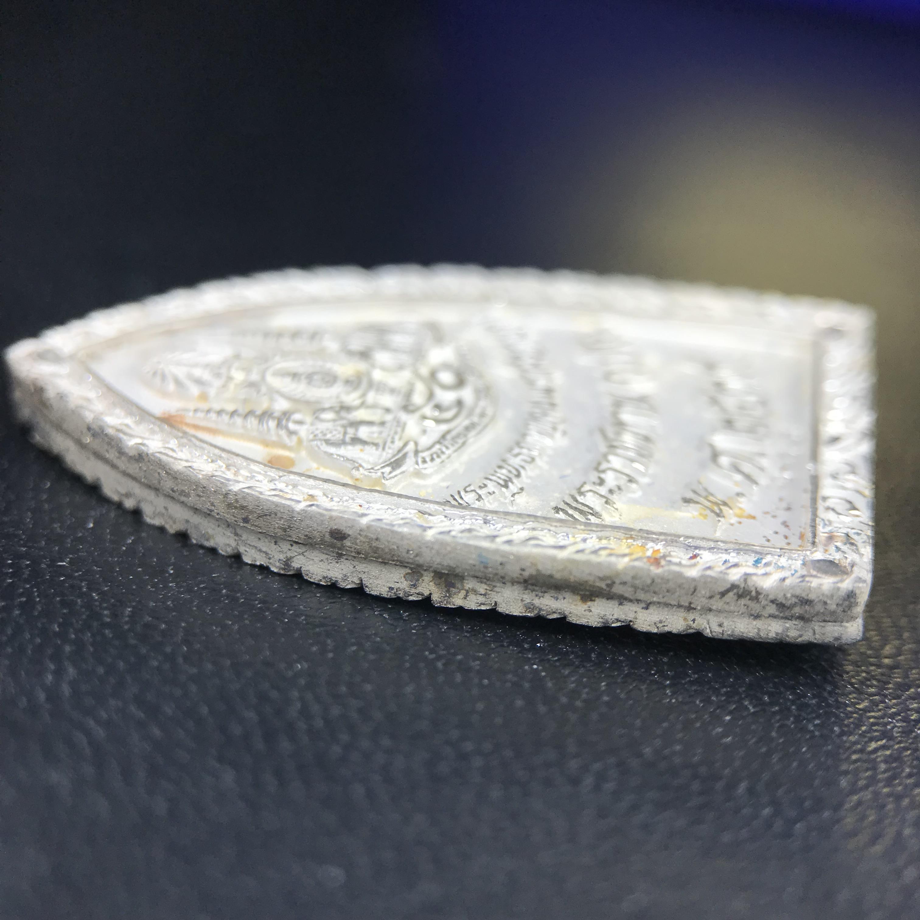 พระพุทธกาญจนพรสยามภูมิ ภปร. ปี 2539 เนื้อเงินพื้นทรายประกาย(ผิวเดิมสวย) พิมพ์ทรงใบขนุน ขนาด3.2ซม. พระพุทธรูปประจำพระชนมวาร รัชกาลที่9 ทรงโปรดเกล้าให้วิทยาลัยป้องกันราชอาณาจักร(วปอ.)สร้างในวโรกาสทรงครองสิริราชสมบัติครบ50ปี พ.ศ.2539(1ใน5000องค์)