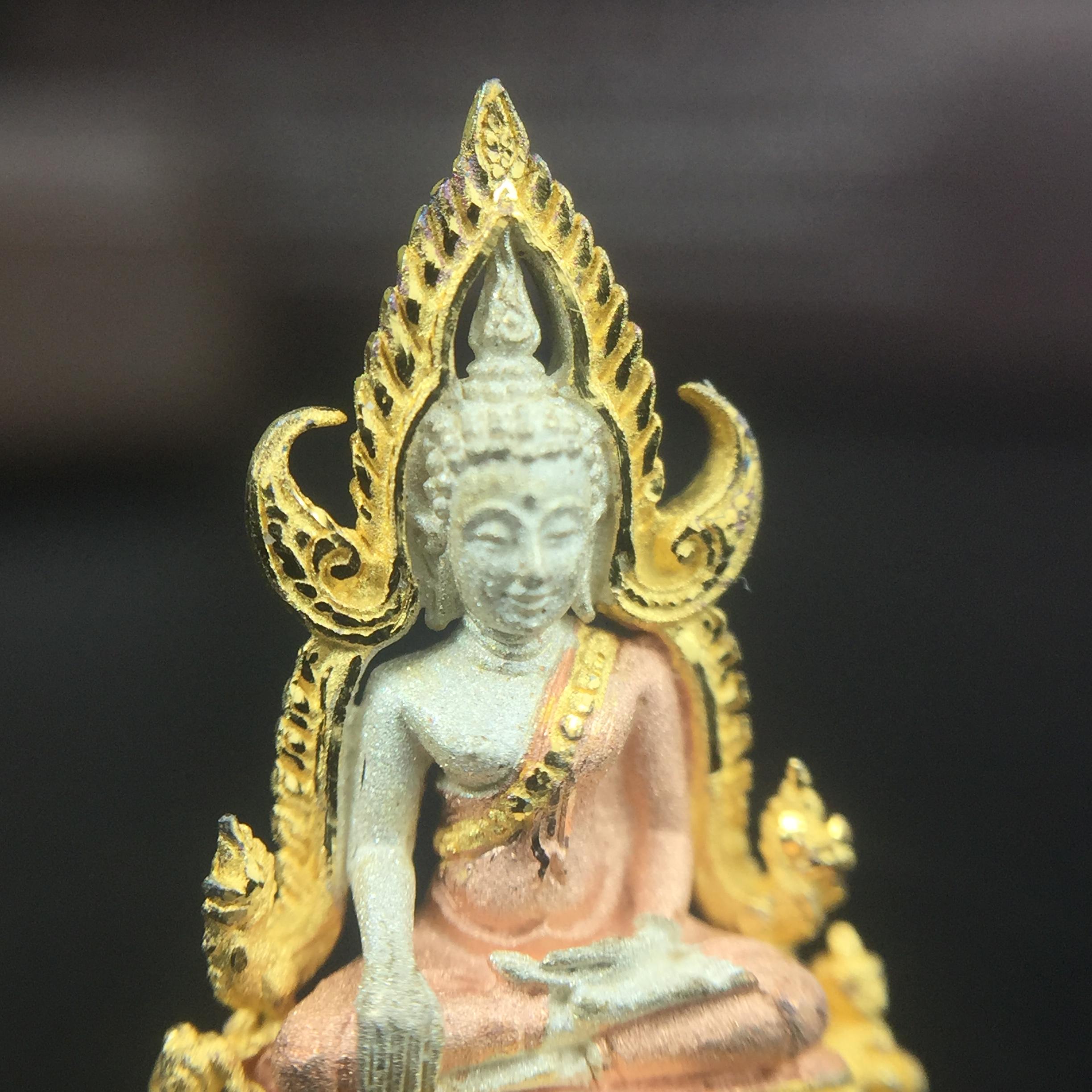 พระพุทธชินราช ภปร. โครงการ "เพราะแผ่นดินนี้ คือ แผ่นดินเกิด" ปี2548(รุ่นแรก) ลอยองค์ หน้าตัก 1/4 นิ้ว เนื้อเงินสามกษัตริย์(สภาพคัดสวย กล่องบรรจุเดิมครบ)