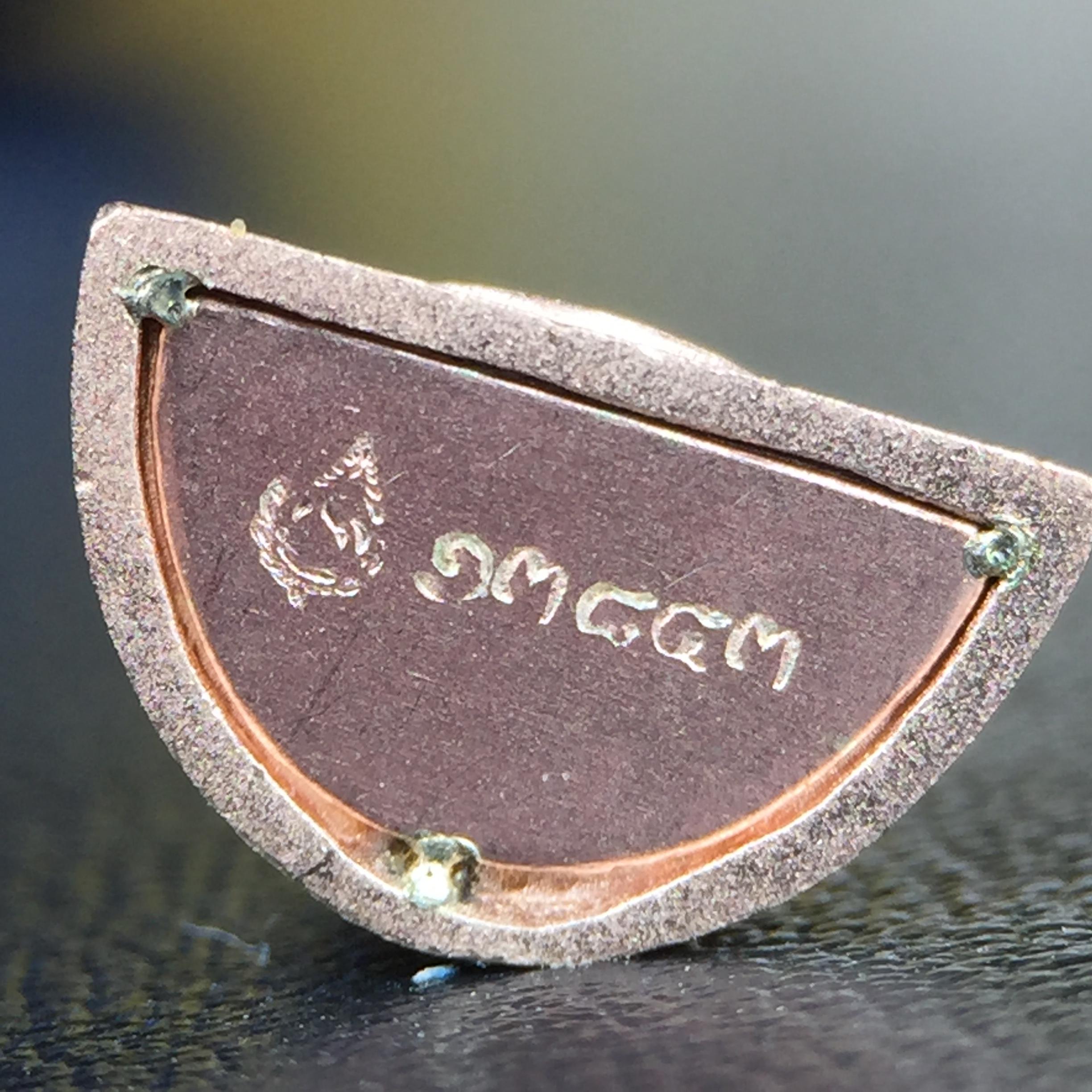 พระแก้วมรกต(จำลอง)ลอยองค์ ขนาดหน้าตัก 1/4 นิ้ว ทรงเครื่องฤดูร้อน เนื้อเงินสามกษัตริย์ ตราสัญลักษณ์ฉลองสิริราชสมบัติครบ 60 ปี พ.ศ.2549(สภาพสวย ครบ สมบูรณ์)