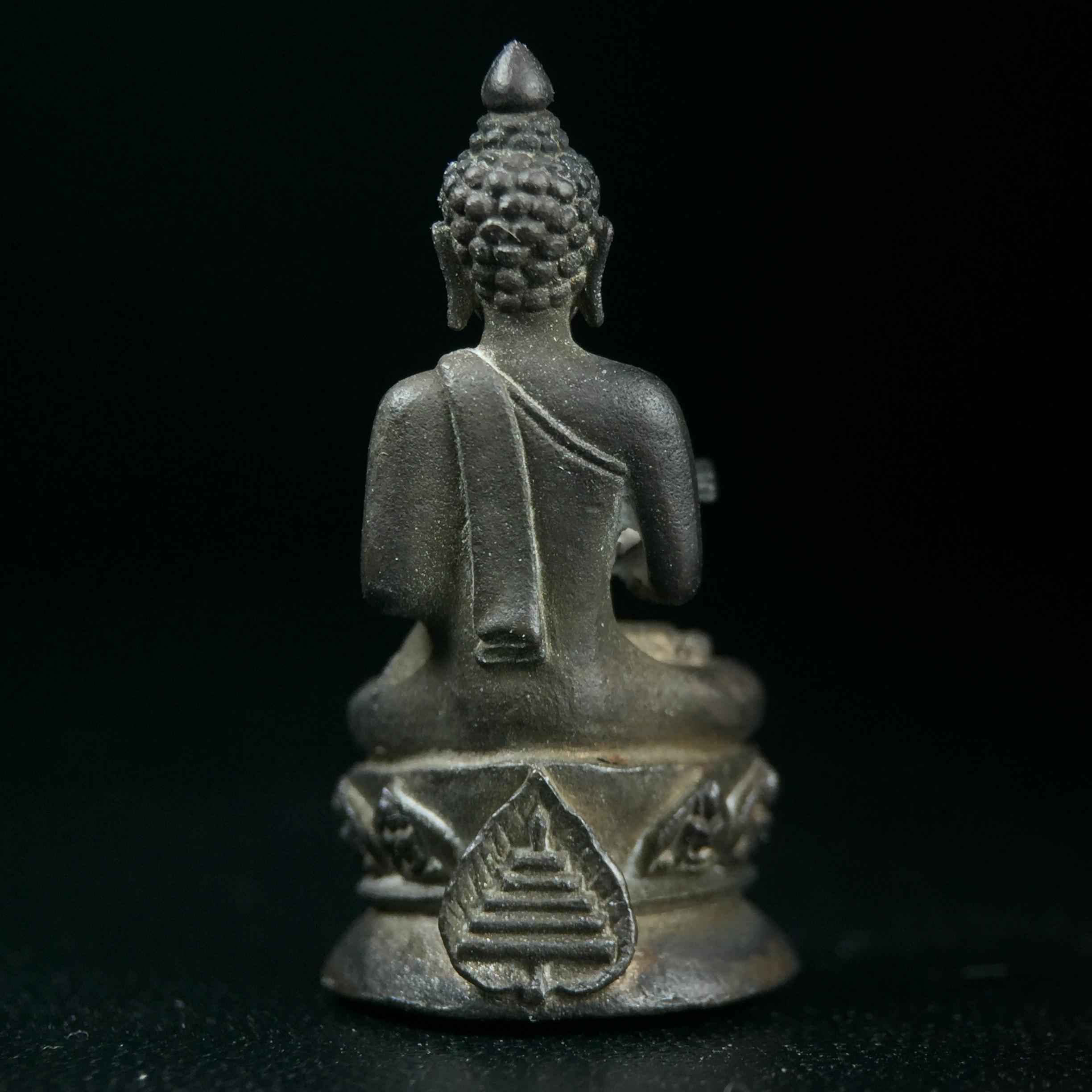 พระกริ่งปรมานุชิตชิโนรส วัดพระเชตุพนวิมลมังคลาราม(วัดโพธิ์) ปี2533 เนื้อนวโลหะ ( ในหลวงรัชกาลที่9เสด็จเททอง)พิธีใหญ่ งดงามด้วยพุทธศิลป์เปี่ยมด้วยพุทธคุณ อีกหนึ่งรุ่นที่แนะนำสะสมบูชา