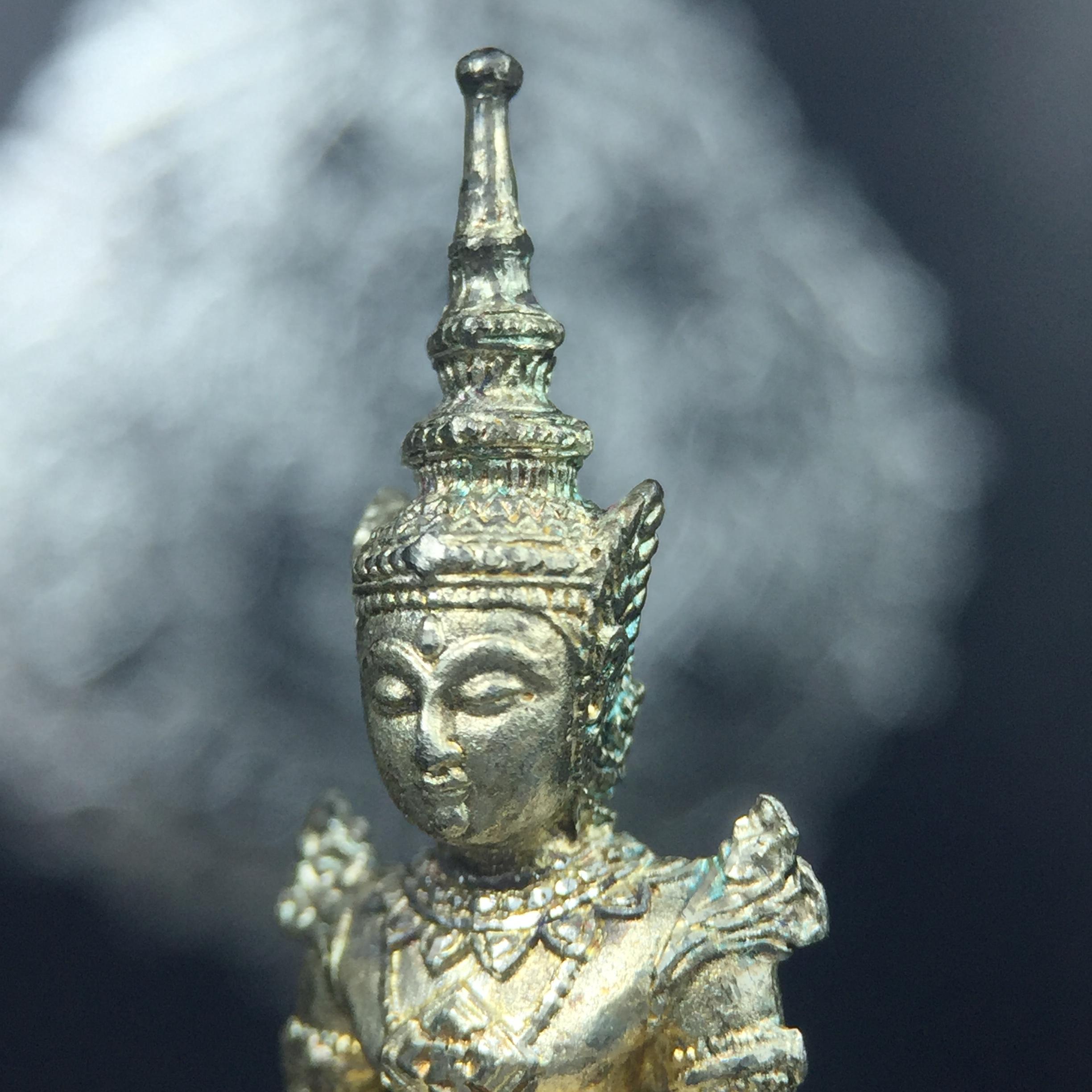 พระแก้วมรกต กรมสรรพสามิตจัดสร้างขึ้นเนื่องในโอกาสครบรอบ 64 ปีของกรมสรรพสามิต และเนื่องในวโรกาสที่พระบาทสมเด็จพระเจ้าอยู่หัวทรงครองราชย์ครบ50ปีเมื่อ พ.ศ.2539 เนื้อเงินทรายนวลขัดเงา(ผิวเดิมๆขึ้นสีรุ้งธรรมชาติสวย(สเน่ห์พระเนื้อเงินสีสันที่ธรรมชาติสรรค์สร้าง)