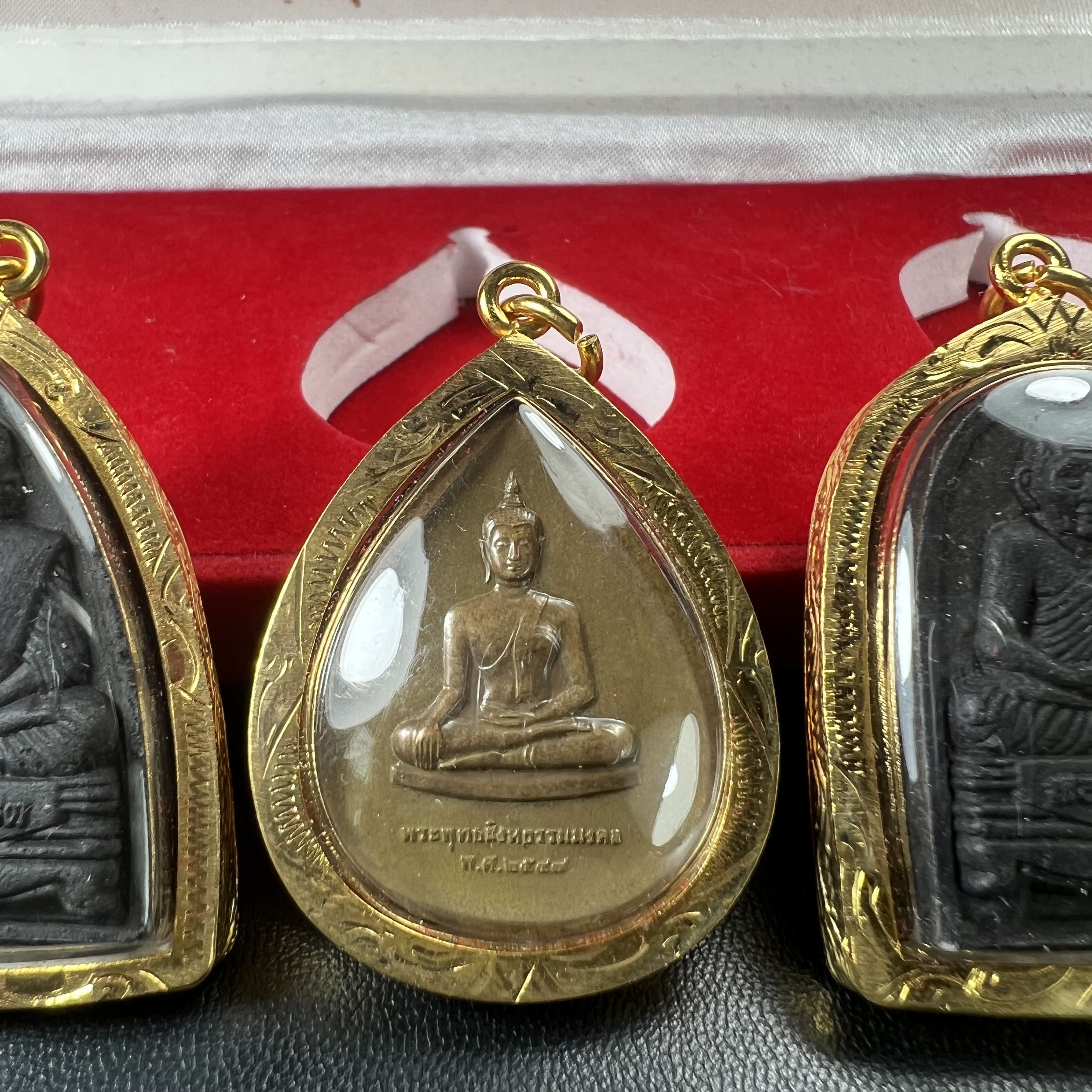 พระชุดของขวัญ 3 องค์ พระหลวงปู่ทวด ภปร. ทรงกลีบบัวและกลีบขนุนพร้อมเหรียญพระพุทธสิงหธรรมมงคล ปี 2547 (ชนวนเก่า)เนื้อว่านด้านหลังมี ภปร. เป็นโลหะผสมสูง 3.3ซม.พิธีใหญ่ มวลสารดี ปลุกเสกวัดพระแก้ว(งานเลี่ยมกรอบเดิมจากผู้จัดสร้างห่อหุ้มด้วยทองนพเกล้า)