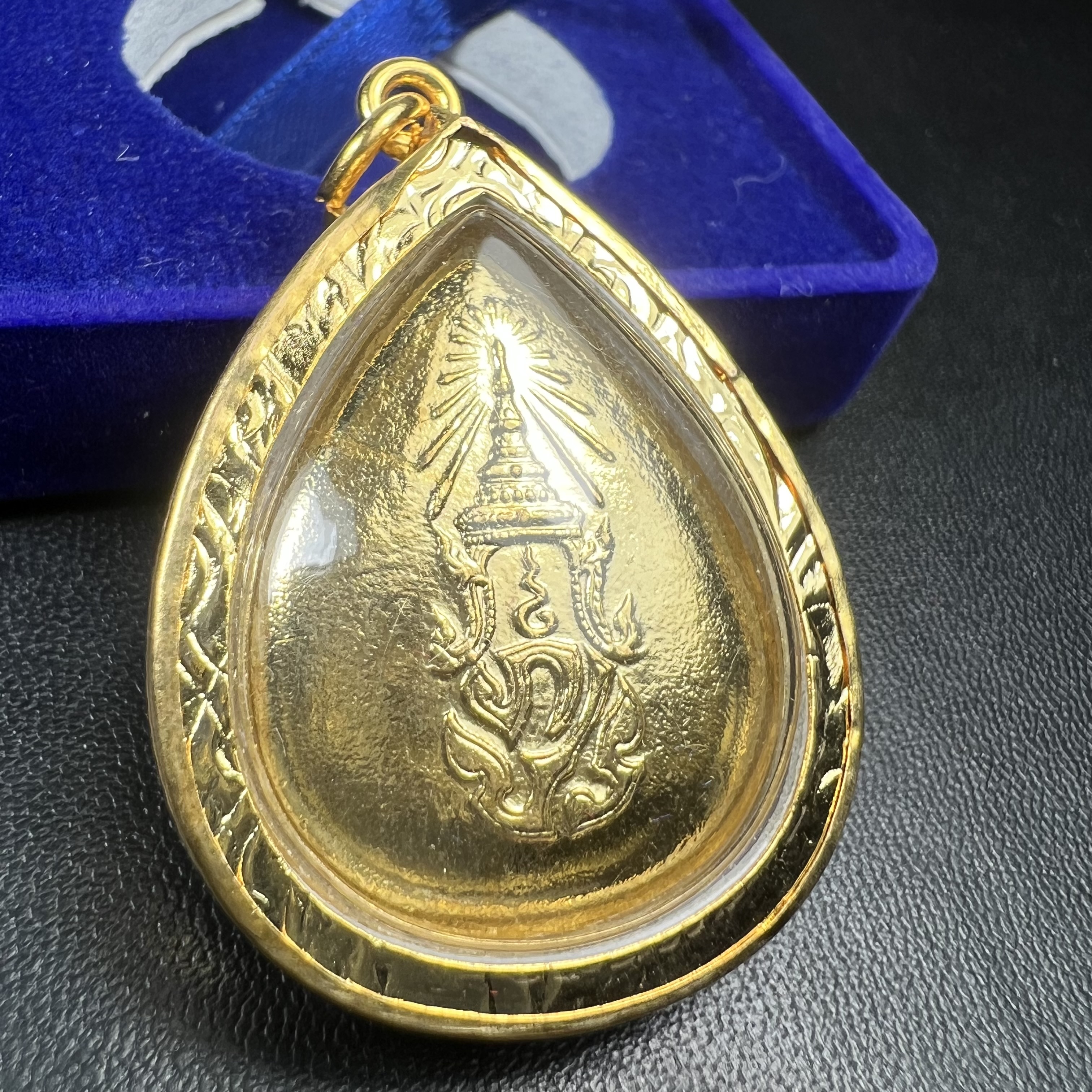 เหรียญพระพุทธสิงหธรรมมงคล ภปร. ปี 2547 ทรงหยดน้ำ ด้านหลังมี ภ.ป.ร. (ชนวนเก่า)เนื้อโลหะผสม ชุบทองเงา สูง 3.3ซม.พิธีใหญ่ มวลสารดี ปลุกเสกวัดพระแก้ว(งานเลี่ยมกรอบเดิมจากผู้จัดสร้างห่อหุ้มด้วยทองนพเกล้า)