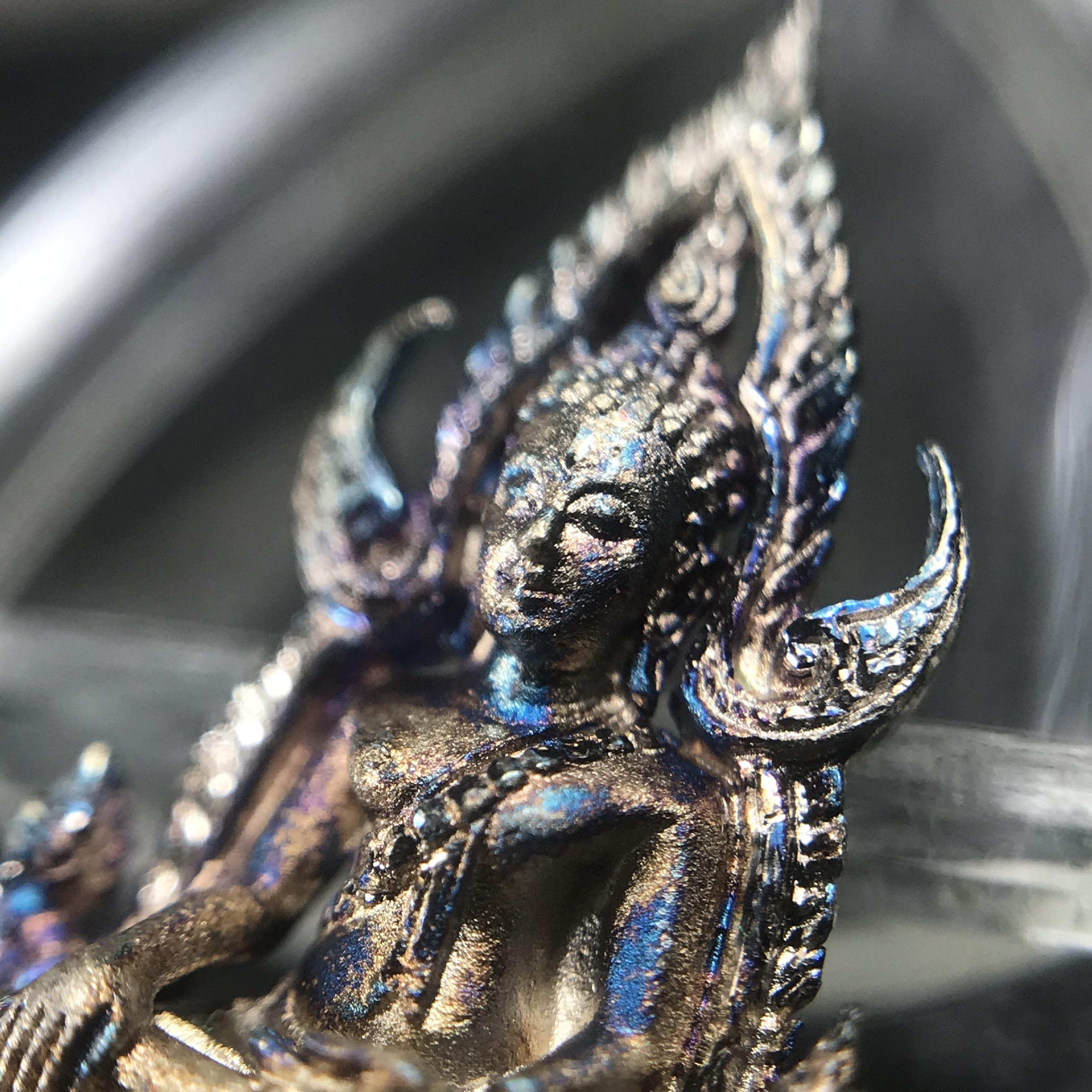 พระพุทธชินราช(จำลอง) ภปร. 84 พรรษา เนื้อเงินชุบทองคำขาว พิมพ์เล็กขนาดหน้าตัก 1/4 นิ้ว (สภาพผิวเดิมสวย ขึ้นสีรุ้งธรรมชาติ แบบนิยม)(พระราชทานมวลสาร จิตรลดาและเส้นพระเจ้า(เส้นผม))