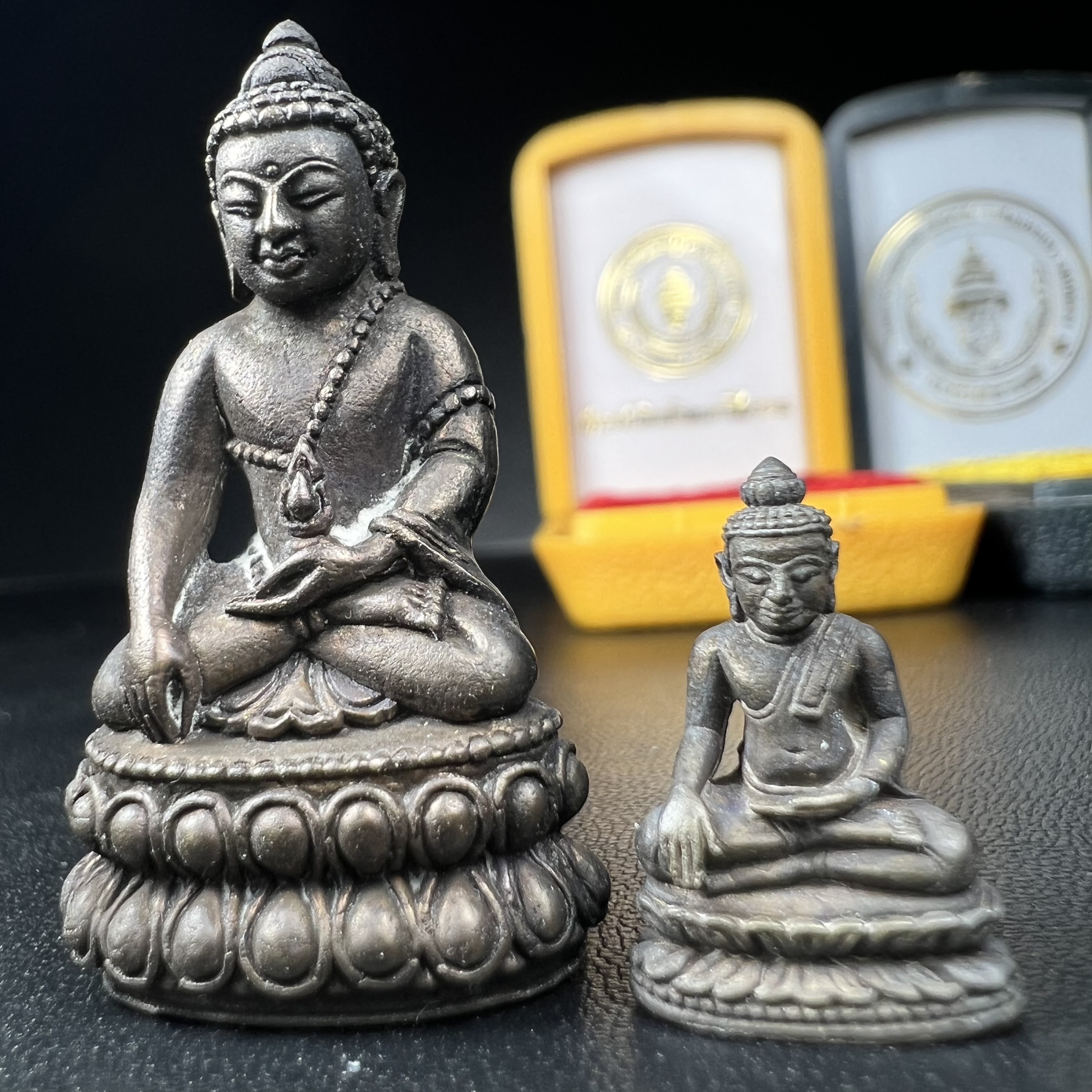 พระกริ่ง-พระชัยวัฒน์ ฉลองพระชนมายุครบ 7 รอบ 84 พรรษา สมเด็จพระสังฆราช(วาสน์) วัดราชบพิธฯ พ.ศ.2525 เนื้อนวโลหะ สภาพสวยมากกล่องบรรจุเดิมครบชุดสมบูรณ์(งานแกะแม่พิมพ์โดย นายช่างเกษม มงคลเจริญ)(1 ใน 1885 องค์)