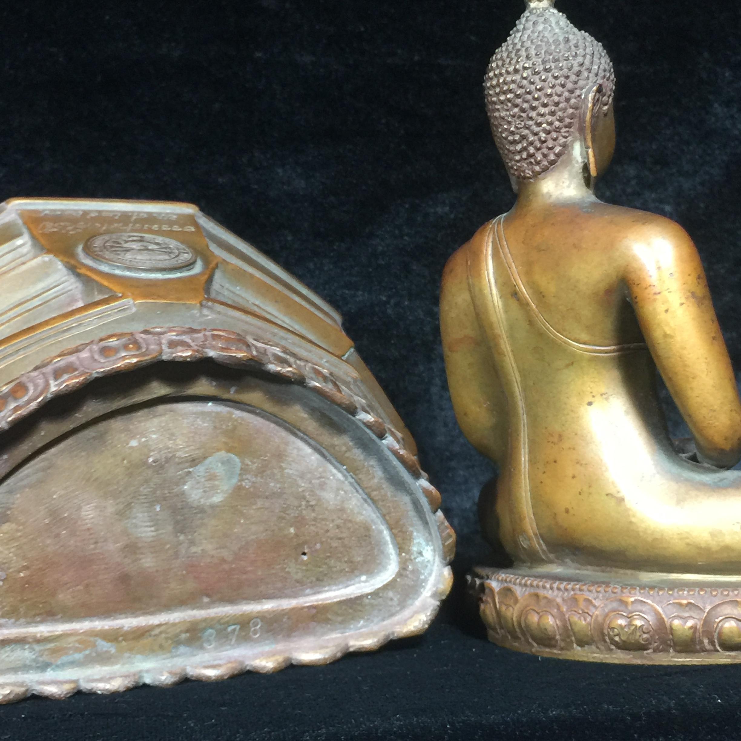 พระพุทธธรรมทิฐิศาสดา 50 ปี ธรรมศาสตร์ ปี 2527 หน้าตัก 5 นิ้ว 2 ถอด (ในหลวงรัชกาลที่9เสด็จในพิธีเททอง)(1ใน 1600 องค์)