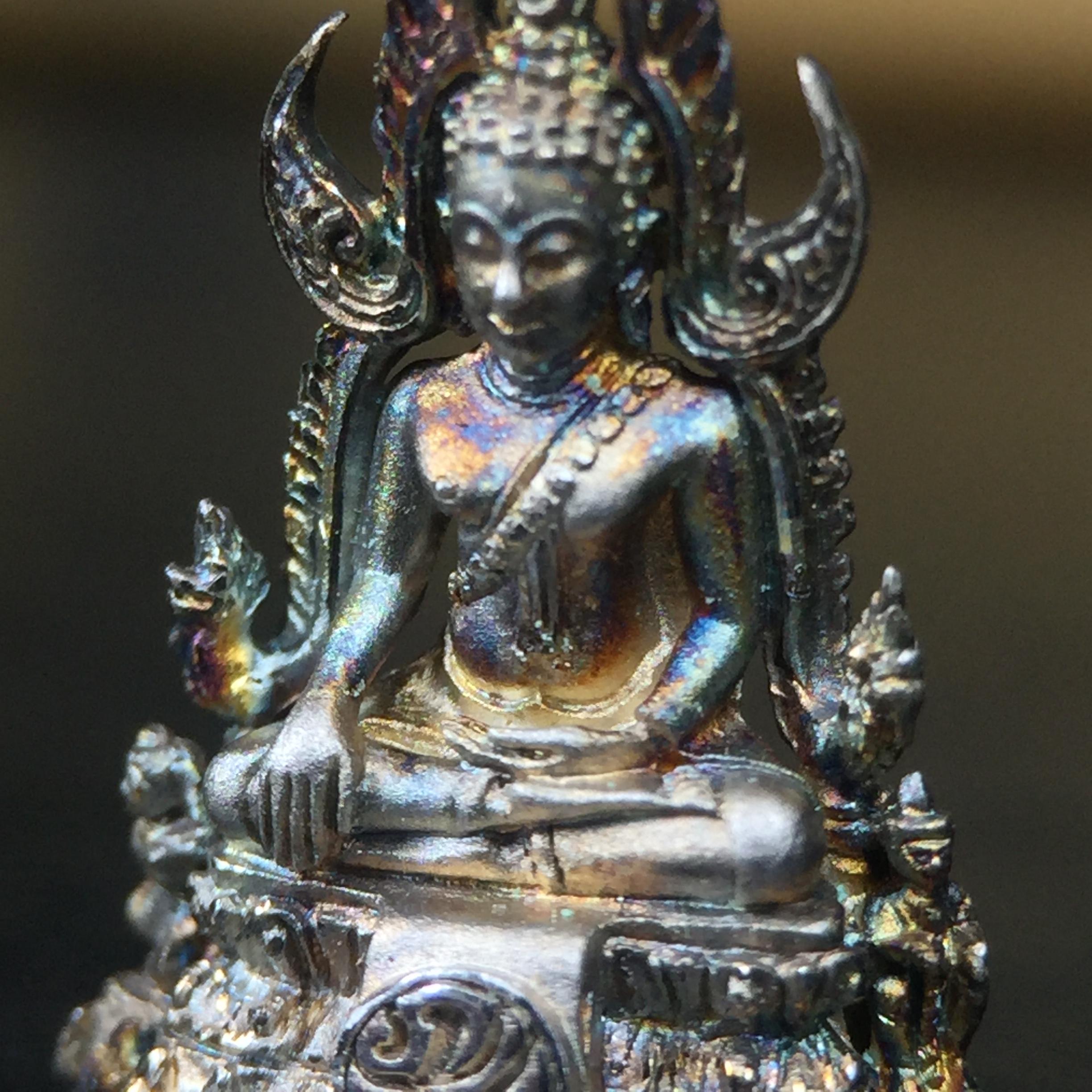 พระพุทธชินราช(จำลอง) ภปร. 84 พรรษา เนื้อเงินชุบทองคำขาว พิมพ์เล็กขนาดหน้าตัก 1/4 นิ้ว (สภาพผิวเดิมสวย ขึ้นสีรุ้งธรรมชาติ แบบนิยม)(พระราชทานมวลสาร จิตรลดาและเส้นพระเจ้า(เส้นผม))พุทธศิลป์ทรงคุณค่าอีกหนึ่งรุ่นยอดนิยม