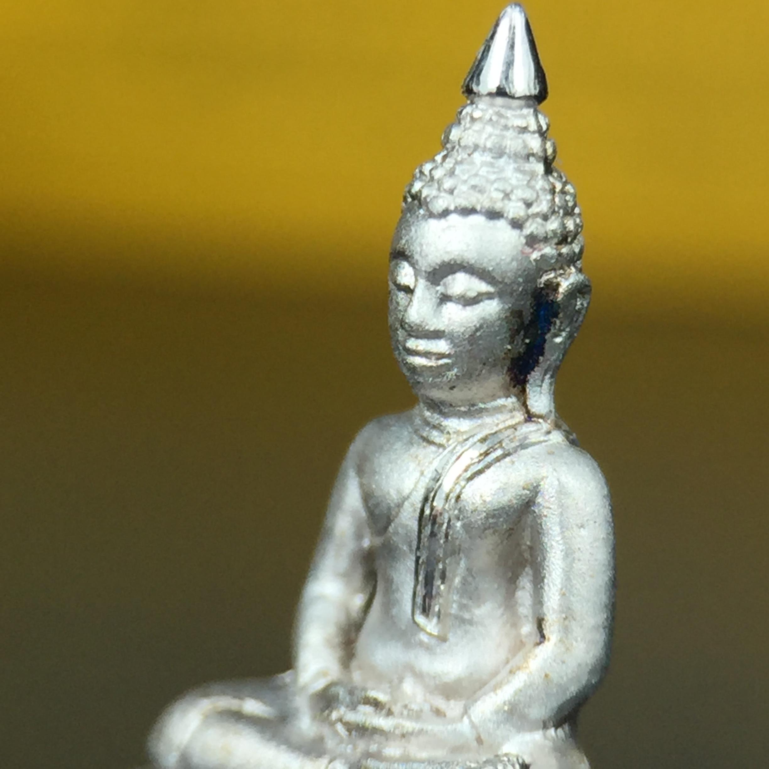 พระพุทธโสธร คุ้มเกล้าฯ ภปร.(ใต้ร่มพระบารมี คุ้มเกล้า) 60ปี รพ.ภูมิพลฯ พ.ศ.2552 เนื้อเงิน ชุบทองคำขาว(ลอยองค์พิมพ์ เล็ก ขนาด 11.5*10.5 มม.) 1 ใน 20000 องค์