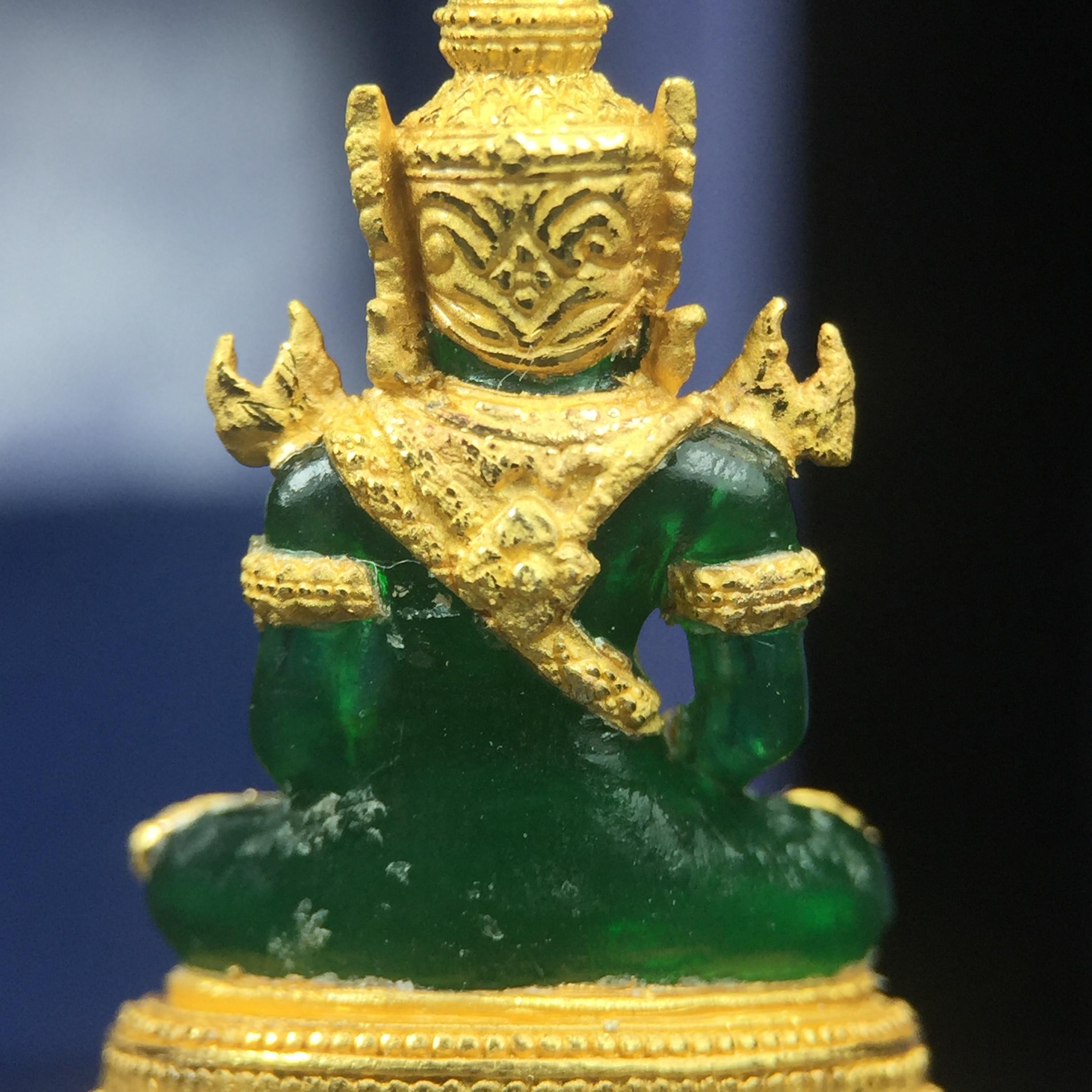 พระแก้วมรกต ภปร. จัดสร้างโดย รพ.ภูมิพลฯ ปี2547 ลอยองค์ขนาดหน้าตัก 1/2 นิ้ว เนื้อเรซิ่นหุ้มทองคำ99.99 งดงามทรงคุณค่าอีกหนึ่งรุ่นยอดนิยม หายาก