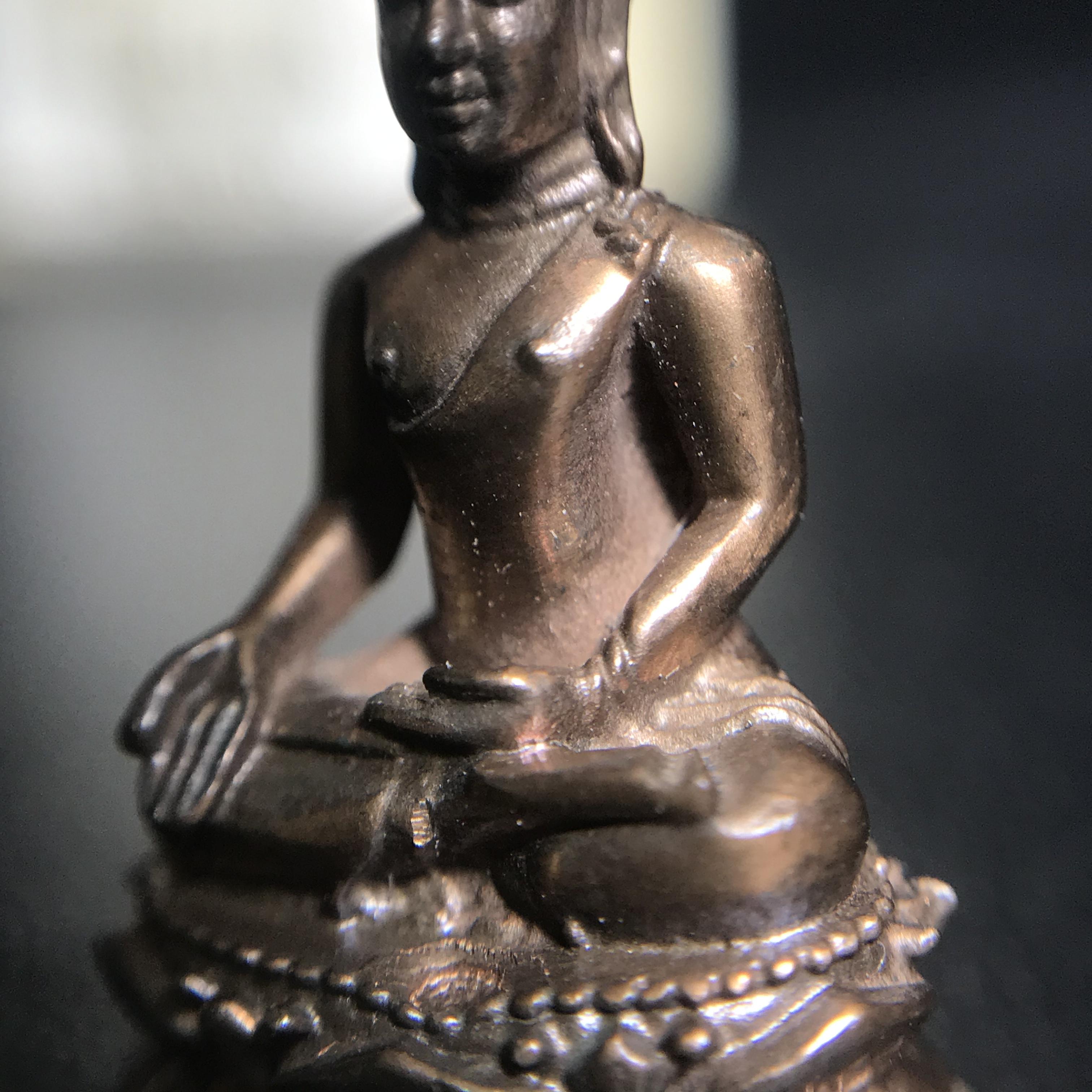 พระกริ่งไพรีพินาศ(รุ่นแรก สมเด็จพระญาณสังวร) วัดเพชรวราราม รุ่นเขาค้อ เนื้อนวโลหะ ตอกโค้ต ปี2520 จ.เพชรบูรณ์(คัดสภาพสวยครบกล่องบรรจุเดิม)(1ใน2309 องค์)