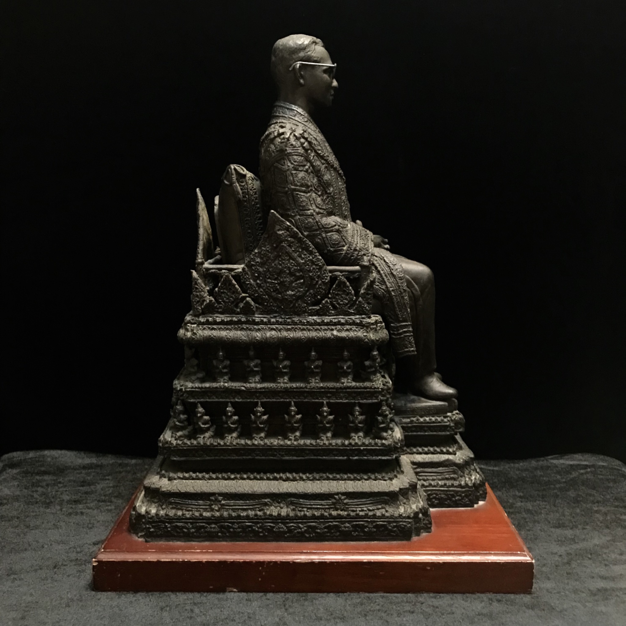 พระบรมรูปพระบาทสมเด็จพระเจ้าอยู่หัวรัชกาลที่9(นั่งบัลลังก์) กระทรวงมหาดไทยจัดสร้าง ปี2539(นิยม)