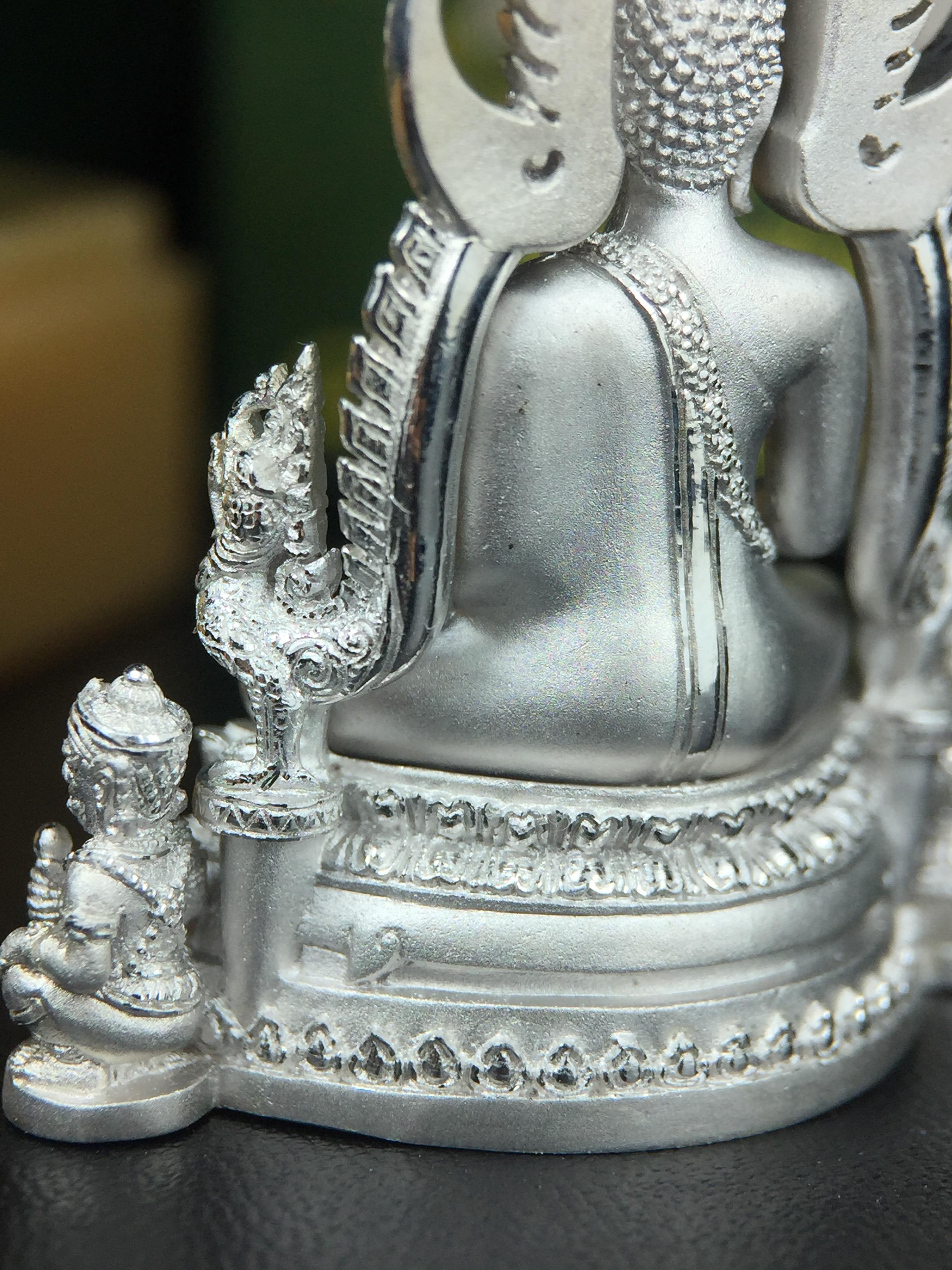 พระพุทธชินราช(จำลอง) ภปร. 84 พรรษา เนื้อเงินชุบทองคำขาว พิมพ์ใหญ่ขนาดหน้าตัก 3/4 นิ้ว(พระราชทานมวลสาร จิตรลดาและเส้นพระเจ้า(เส้นผม))รัชกาลที่9)พุทธศิลป์ทรงคุณค่าอีกหนึ่งรุ่นยอดนิยม(1ใน 3000 องค์)