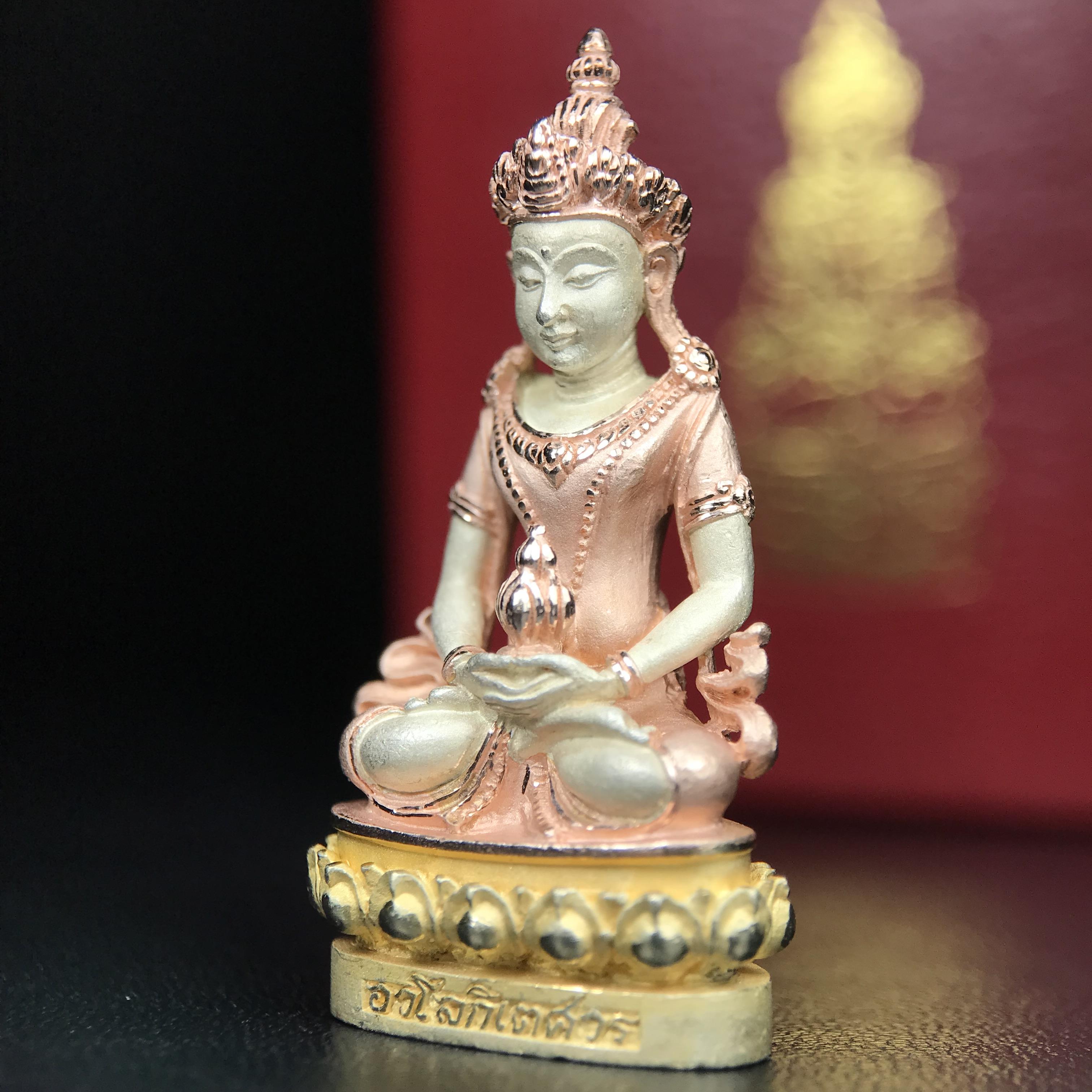 พระกริ่งอวโลกิเตศวร ( เจ้าแม่กวนอิม ) วัดโพธิ์แมนคุณาราม รุ่นอุดมโภคทรัพย์ พ.ศ.2539 เนื้อเงิน 3 กษัตริย์ ผิวสวยเดิมพร้อมกล่องบรรจุเดิม (อีกหนึ่งรุ่นยอดนิยม พุทธศิลป์สวยงดงาม)