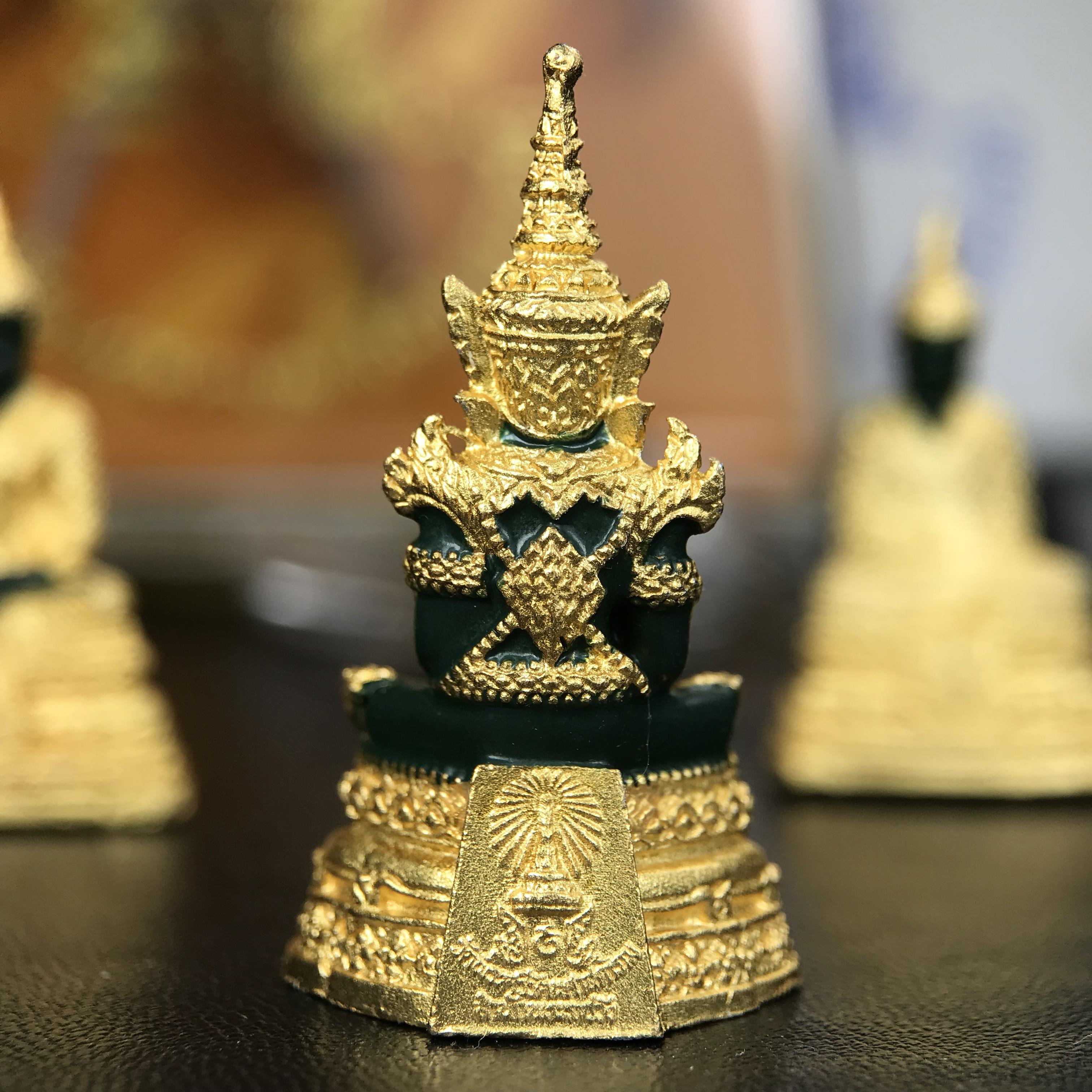 พระพุทธมหามณีรัตนปฏิมากร(พระแก้วมรกต) วัดพระศรีรัตนศาสดาราม สำนักพระราชวัง จัดสร้าง ชุด3 ฤดู ร้อน ฝน หนาว(บรรจุมวลสารใต้ฐาน)