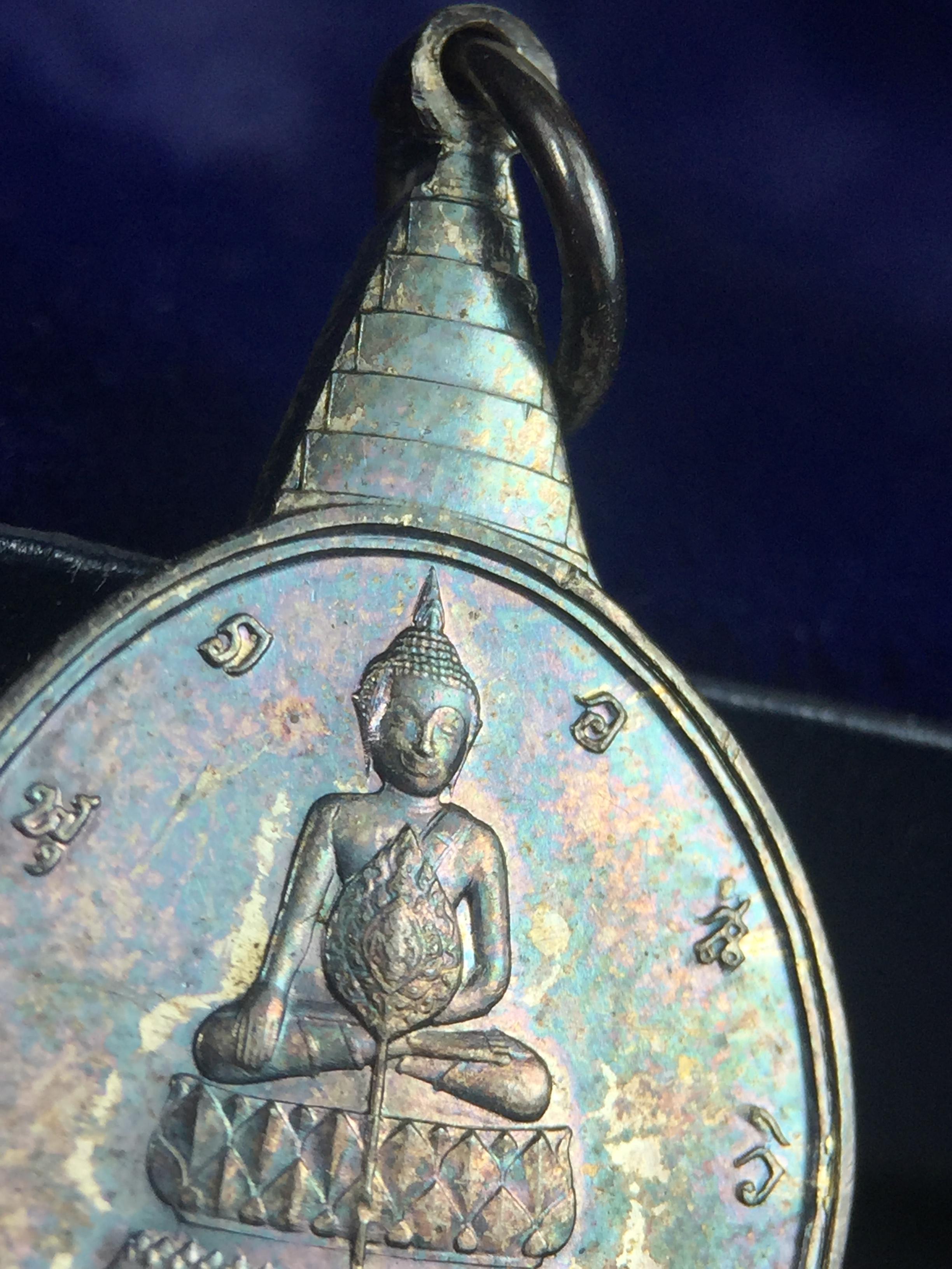 เหรียญพระชัยหลังช้าง ภปร. ครบ 5 รอบ ในหลวงรัชกาลที่9 พ.ศ.2530 พิมพ์เล็ก เนื้อเงิน(หนัก 2 สลึง)(สภาพผิวเดิมขึ้นสีรุ้งธรรมชาติสวยมาก)หายาก สภาพสวยเดิมพร้อมกล่องบรรจุเดิมครบสมบูรณ์(พิธีใหญ่ รุ่นยอดมนิยม)