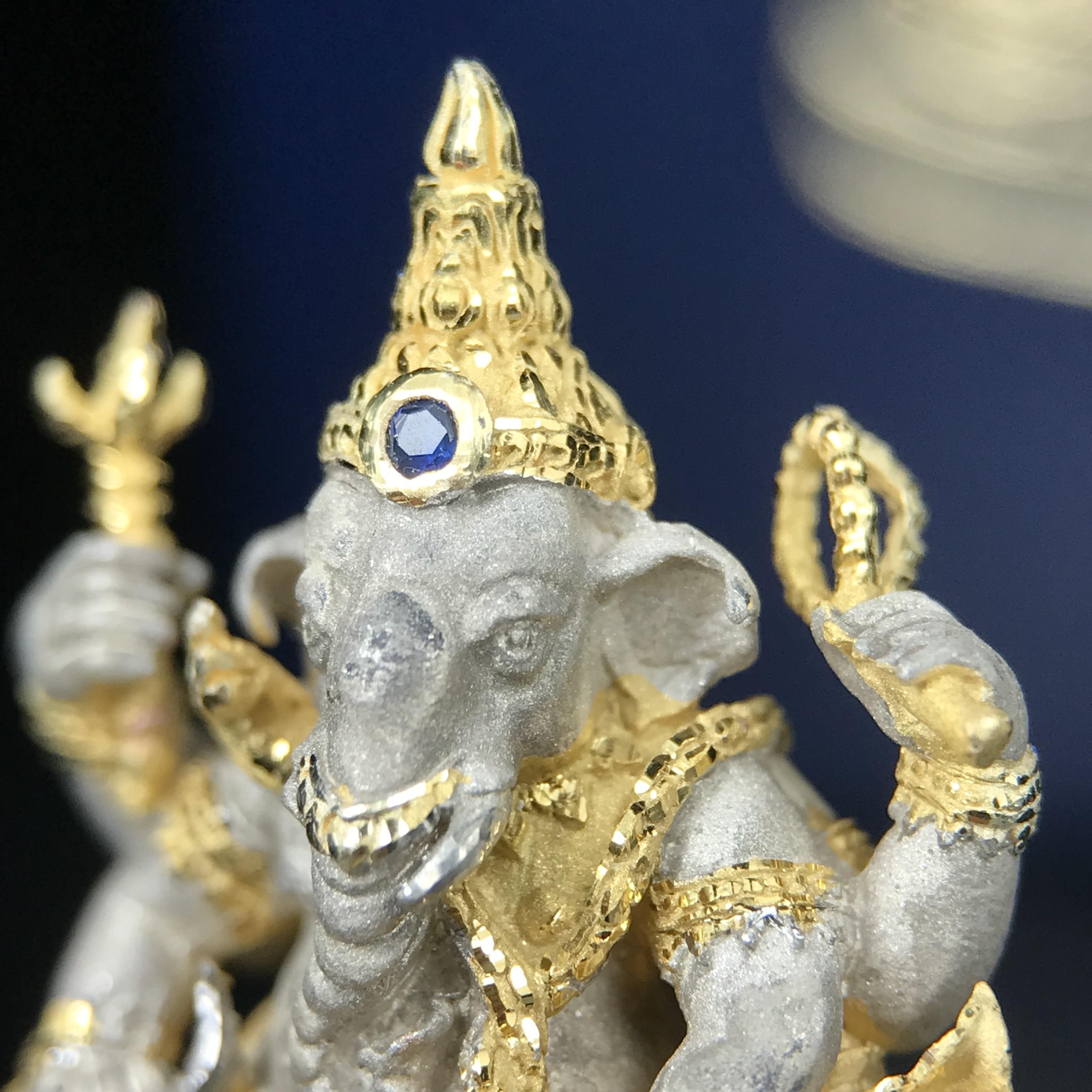 พระพิฆเนศ เทวสถานโบสถ์พราหมณ์ ปี 2539 รูปหล่อลอยองค์พระพิฆเณศวร เนื้อเงินสามกษัตริย์ ฝังพลอยน้ำเงิน(พ่นทรายขัดเงาบางส่วน) พิมพ์ใหญ่ขนาดประมาณ 1.8 * 2.5 ซม. ผลิตโดย บ.แพรนด้า จิวเวลรี่( พิธีใหญ่ พุทธศิลป์งดงาม)อีกหนึ่งรุ่นยอดนิยม (1 ใน 4999 องค์)หายาก