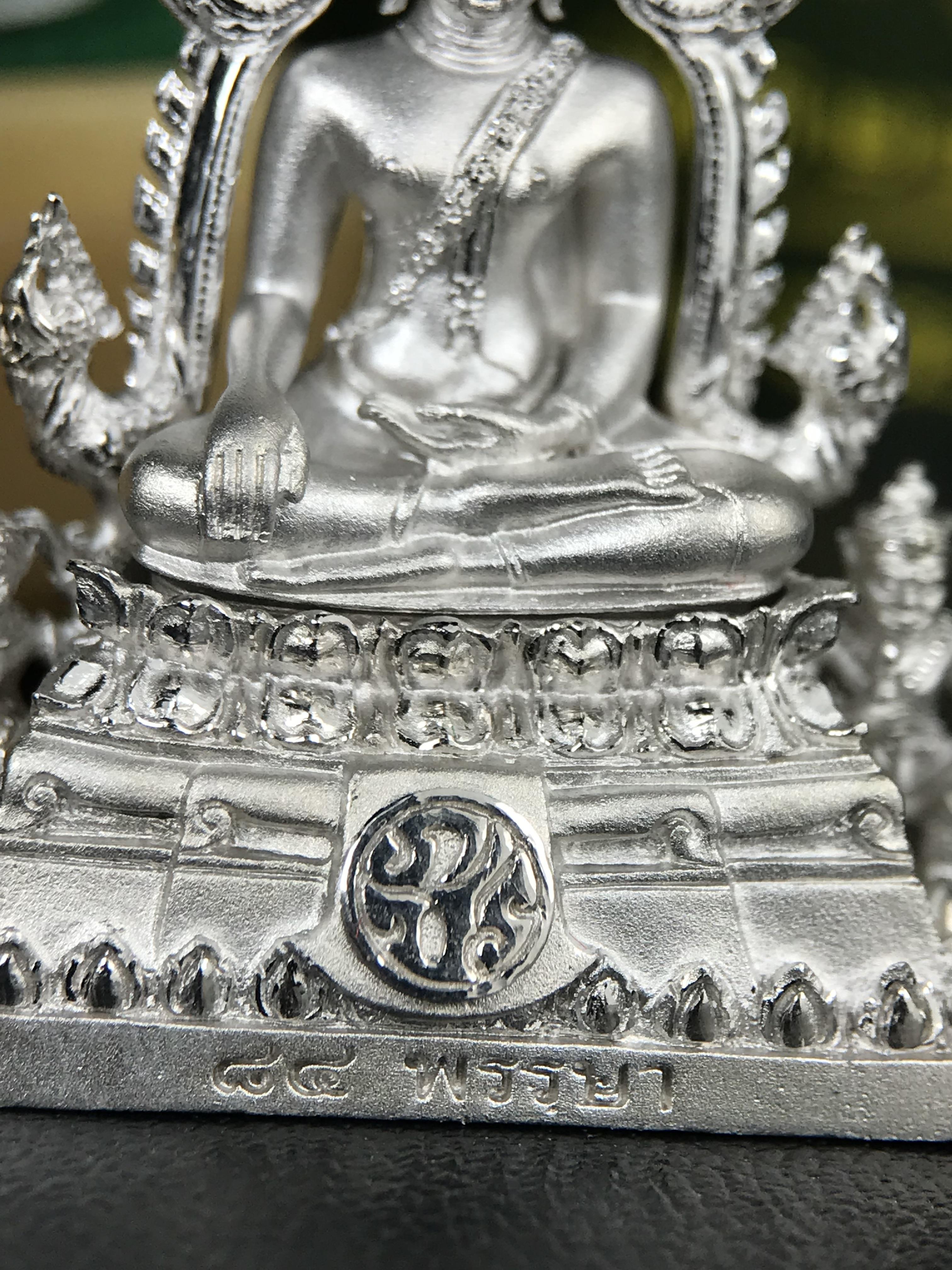 พระพุทธชินราช ภปร. 84 พรรษาในหลวงรัชกาลที่ 9 ปี 2554 พิมพ์กลางขนาดหน้าตัก 1/2 นิ้ว(สูง 3.8 ซม.) เนื้อเงินชุบทองคำขาว(สภาพผิวเดิมสวย) (พระราชทานมวลสาร จิตรลดาและเส้นพระเจ้า(เส้นผม)รัชกาลที่9)พุทธศิลป์ทรงคุณค่าอีกหนึ่งรุ่นยอดนิยม(องค์หมายเลข ๒๔๐๐)