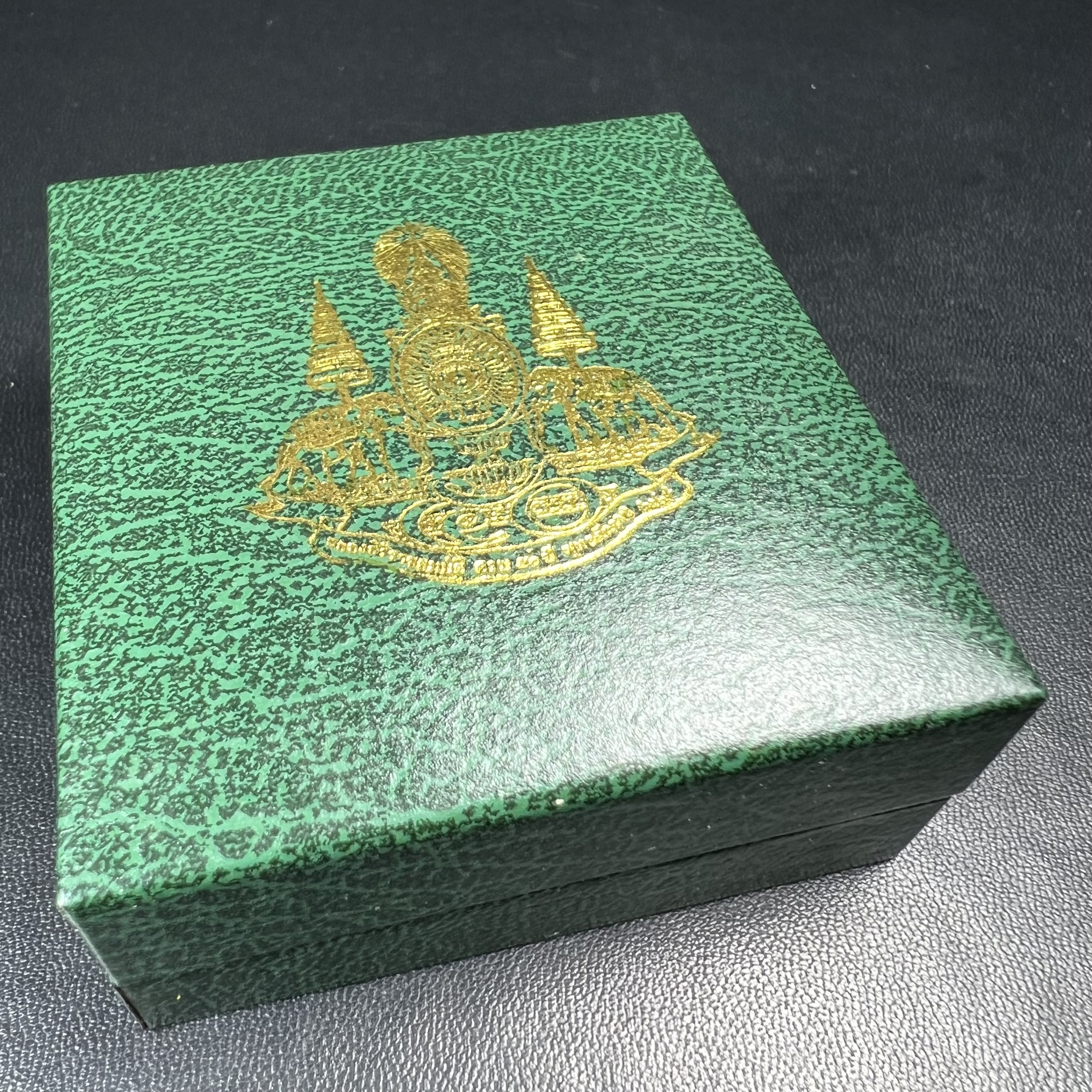 พระพุทธโสธร ภปร. รุ่นย้อนยุค สร้างพระอุโบสถ สมาคมชาวฉะเชิงเทรา จัดสร้าง ปี 2539 วโรกาสครองสิริราชสมบัติครบ 50 ปี เนื้อเงินทรายนวลขัดเงาบางส่วน พร้อมกล่องบรรจุและใบรับรองเดิม